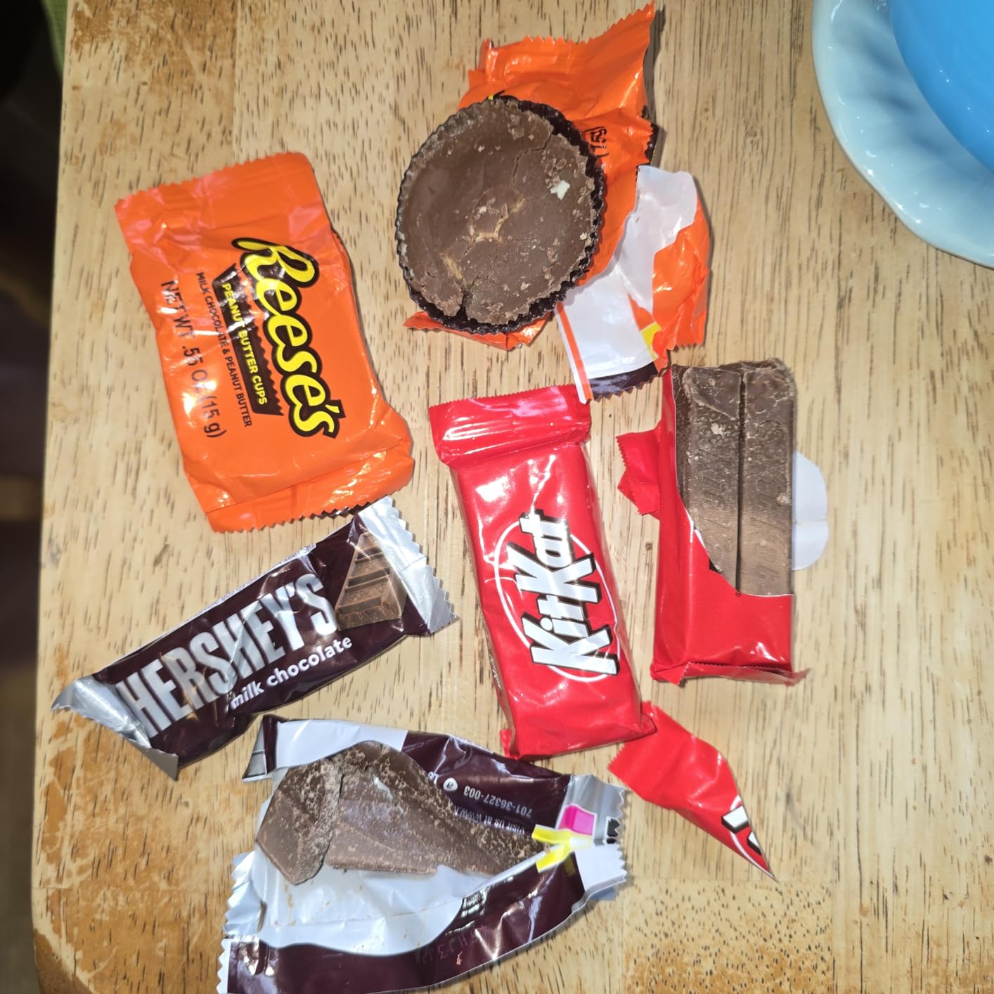 HERSHEY Assorted Chocolate Candy Variety Pack, 25 oz | Hershey Milk Chocolate Bars, York, Reese's Peanut Butter Cups, Almond Joy and KIT KAT Assortment, Individually Wrapped, 25 oz customer photo 2