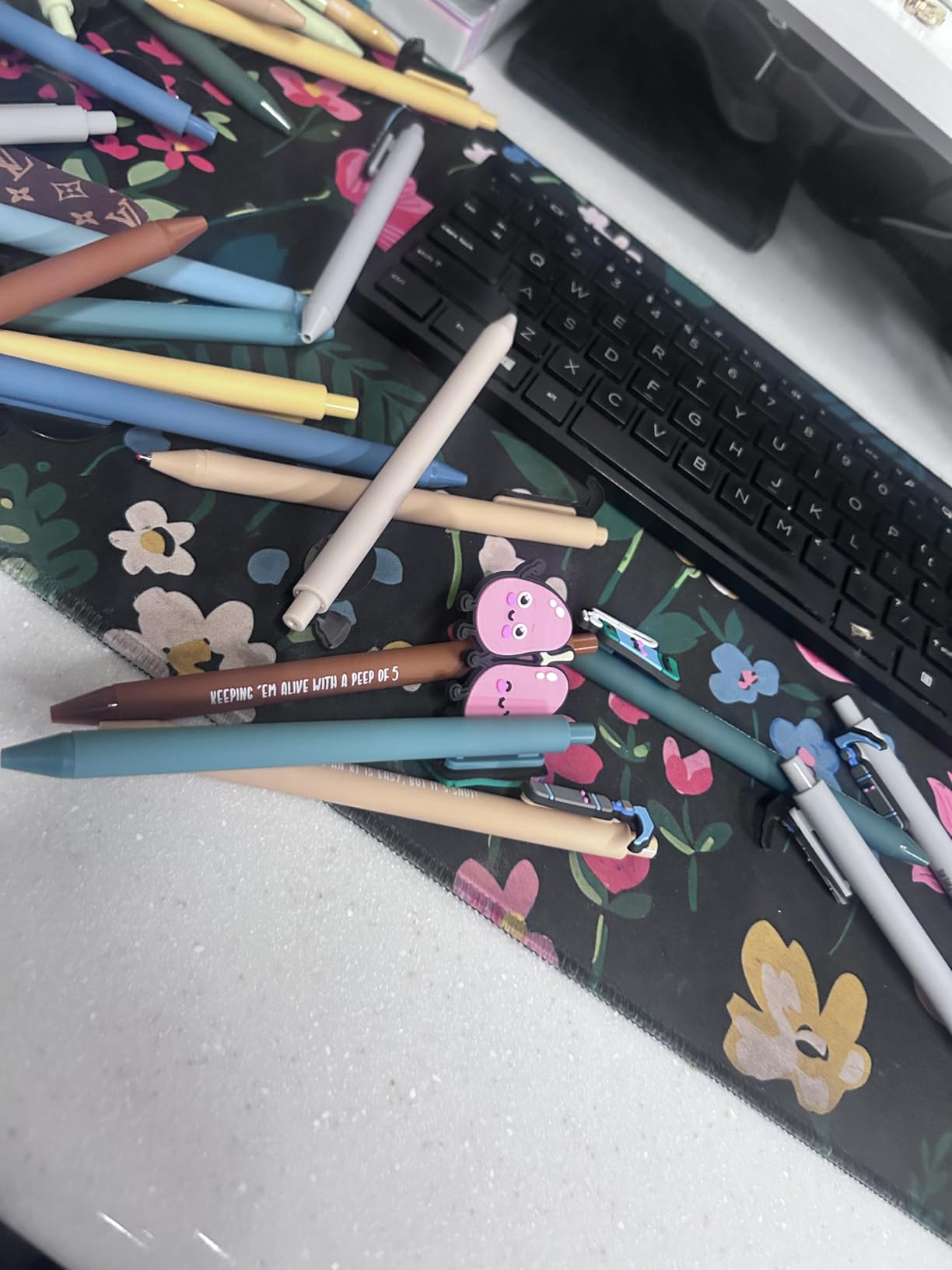 Yexiya 30 Pcs Beaver Gifts Funny Ballpoint Pens Bulk Party Favors Cute Rubber Beaver Sign Retractable Pen for Back to School Student Teacher Classroom Nurse Office Coworker Movie Fans customer photo 2