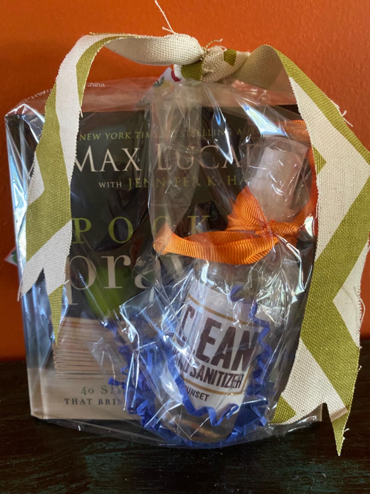 Pocket Prayers for Teachers: 40 Simple Prayers That Bring Peace and Renewal (The Perfect Appreciation Gift or Encouraging Present for the Teacher or Educator in Your Life) customer photo 1