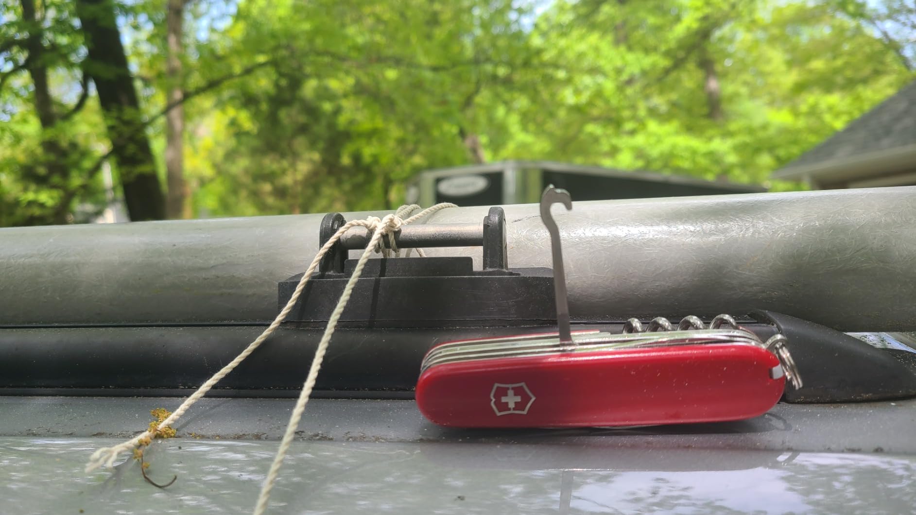 Victorinox Huntsman Swiss Army Knife, 15 Functions, Swiss Made Pocket Knife with Large Blade, Screwdriver, Scissors and Wood Saw - Red customer photo 1