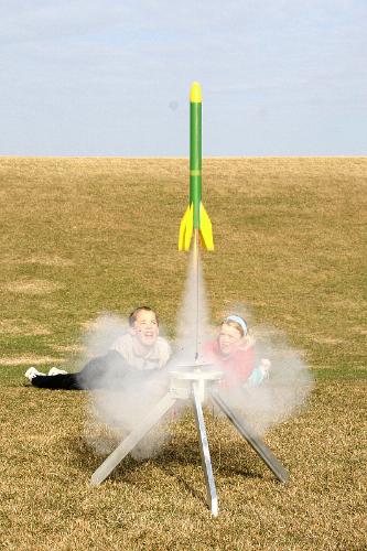 Estes 1948 Big Bertha Rocket-Building Kit, Intermediate Flying-Rocket-Model Kit for Ages 10+ customer photo 1