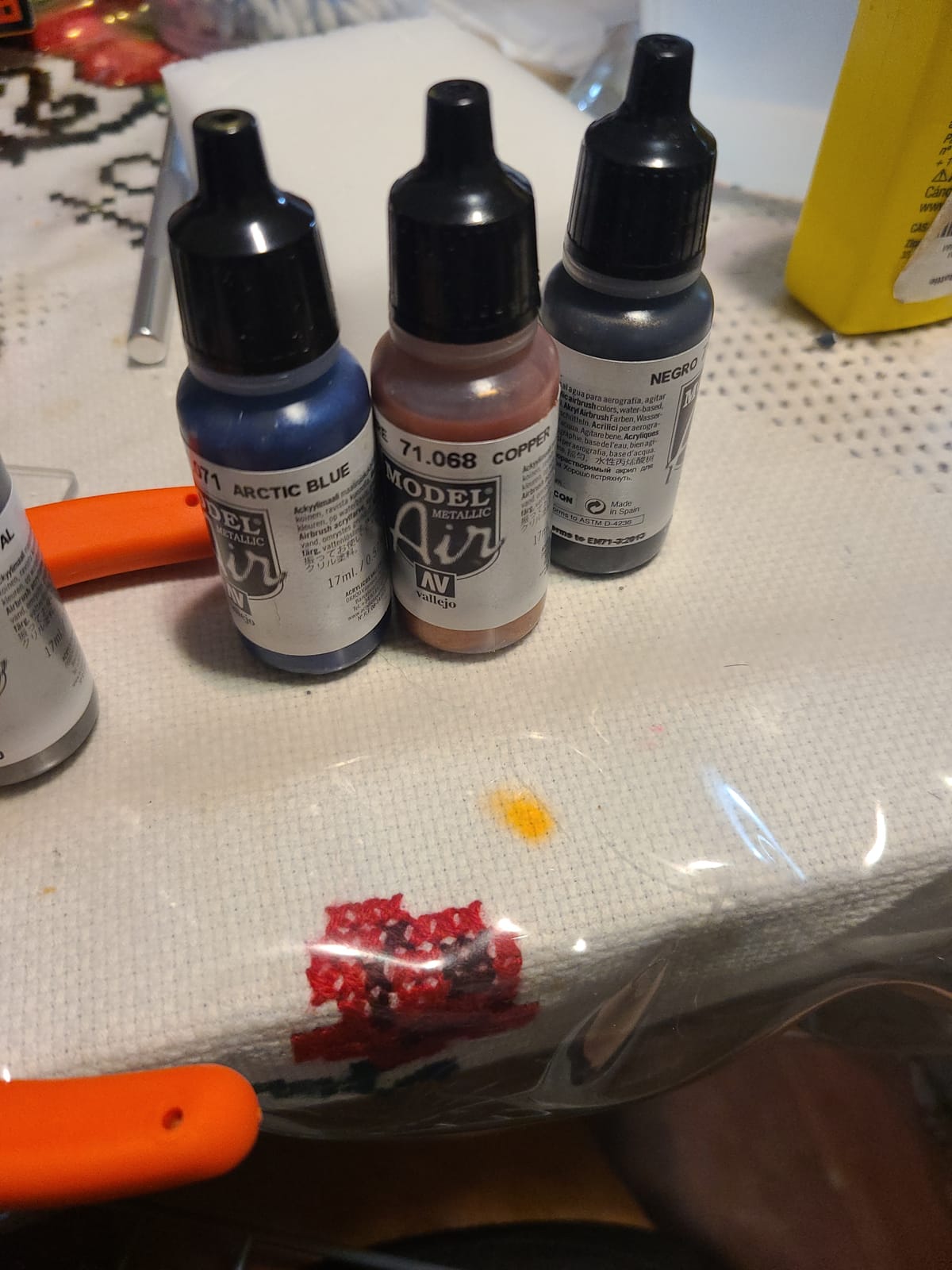 Vallejo - Model Air Basic Colors | Acrylic Paint Set | Pre Thinned Airbrush Ready Formula | 8 Basic Shades | Non-Toxic Water Based Pigments | Professional Grade Finishes customer photo 2