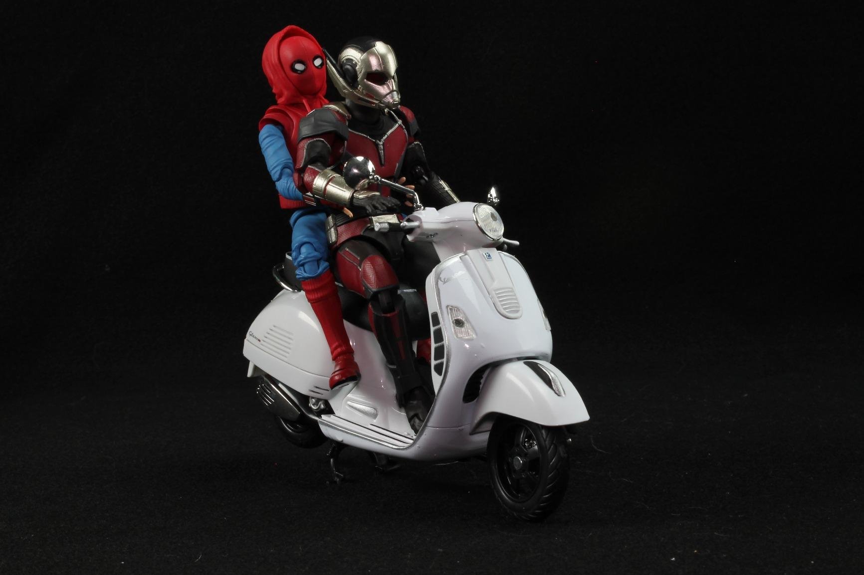 Vespa GTS 300 Super Die Cast Replica Model (Color May Vary) customer photo 1