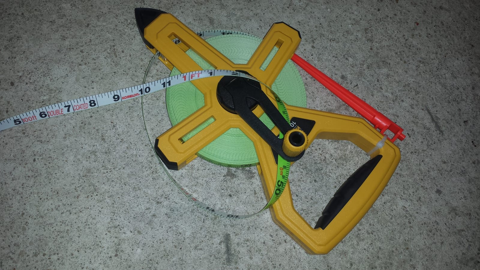 Komelon 6611IM Feet/Inches and Metric Fiber Tape Reel with Double Nylon Coated Fiberglass Blade, 100-Feet-30M by 1/2-Inch customer photo 1