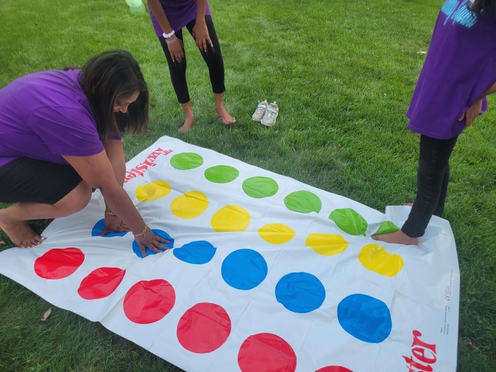Hasbro Twister Party Classic Board Game for 2 or More Players,Indoor and Outdoor Game for Kids 6 and Up,Packaging May Vary customer photo 2