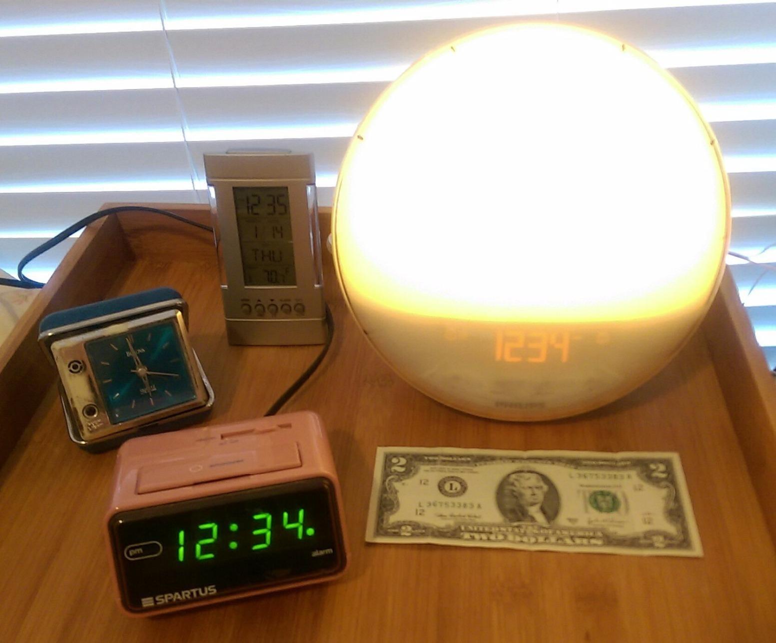 Philips SmartSleep Wake-up Light, Colored Sunrise and Sunset Simulation, 5 Natural Sounds, FM Radio & Reading Lamp, Tap Snooze, HF3520/60 customer photo 2