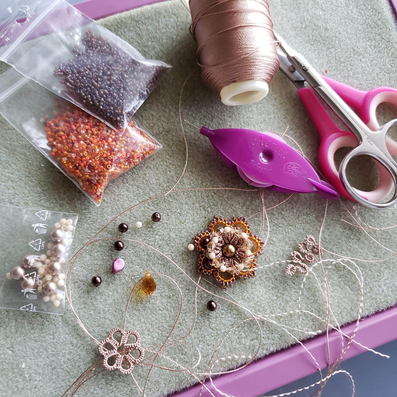Handy Hands Aerlit Tatting Shuttle with 2 bobbins SHH431, Boysenberry customer photo 1