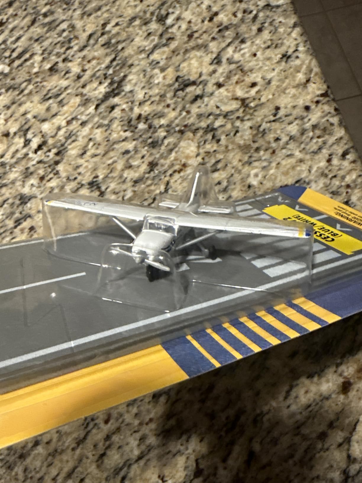 Daron Runway24 Cessna 172 Skyhawk 1/87 Scale Die-Cast Model customer photo 1