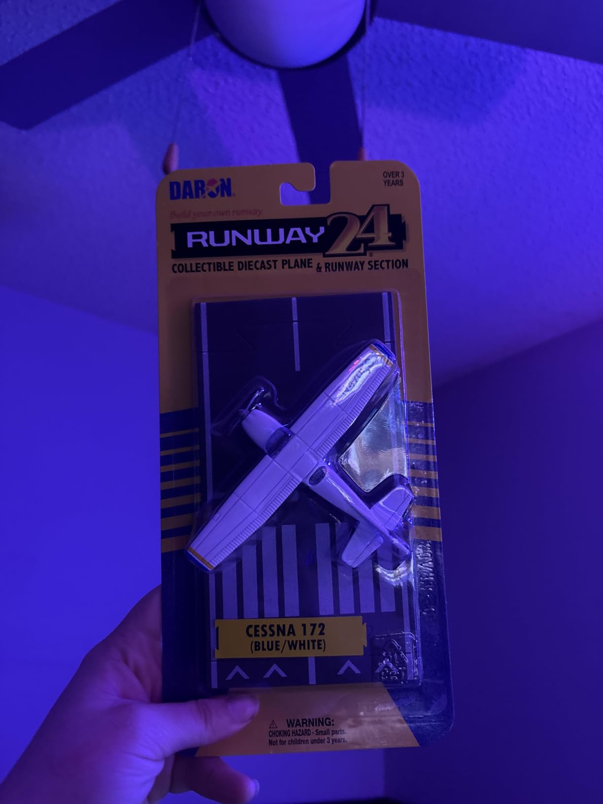 Daron Runway24 Cessna 172 Skyhawk 1/87 Scale Die-Cast Model customer photo 2