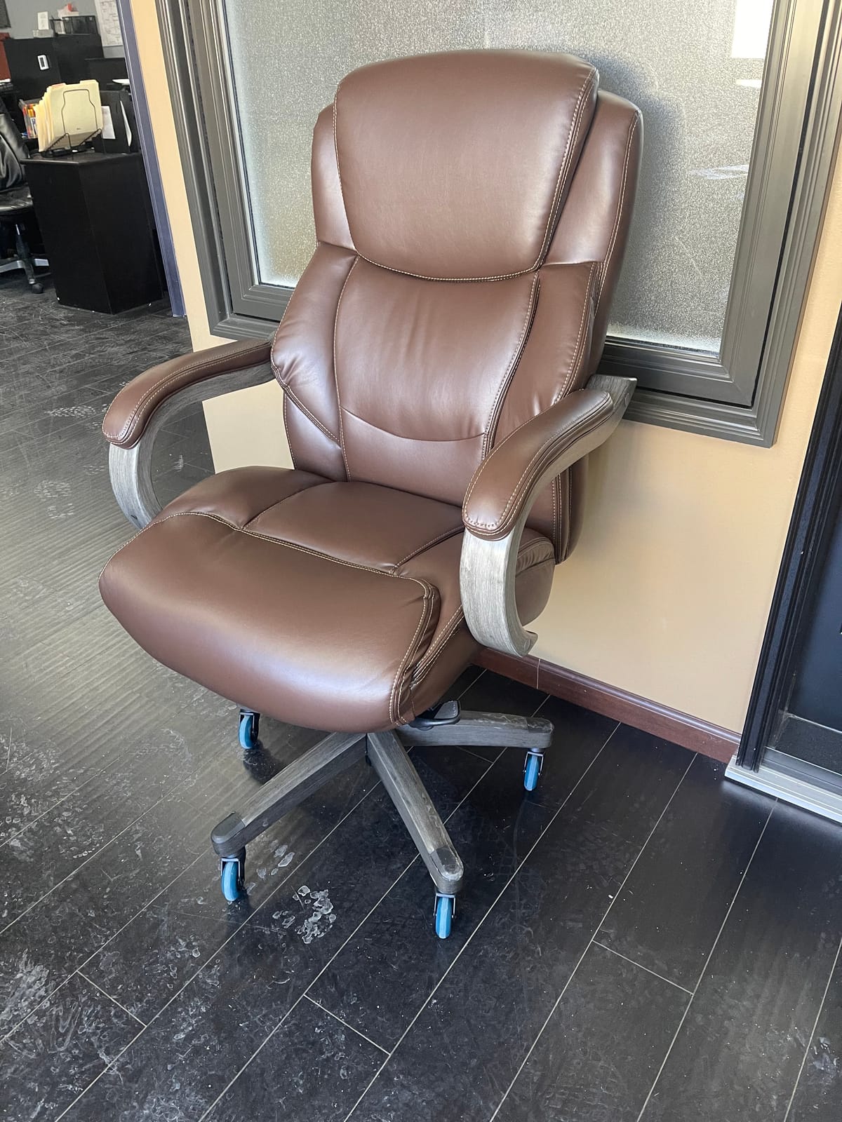 La-Z-Boy Big and Tall Executive Office Chair Lumbar Support, Leather Chair customer photo 1