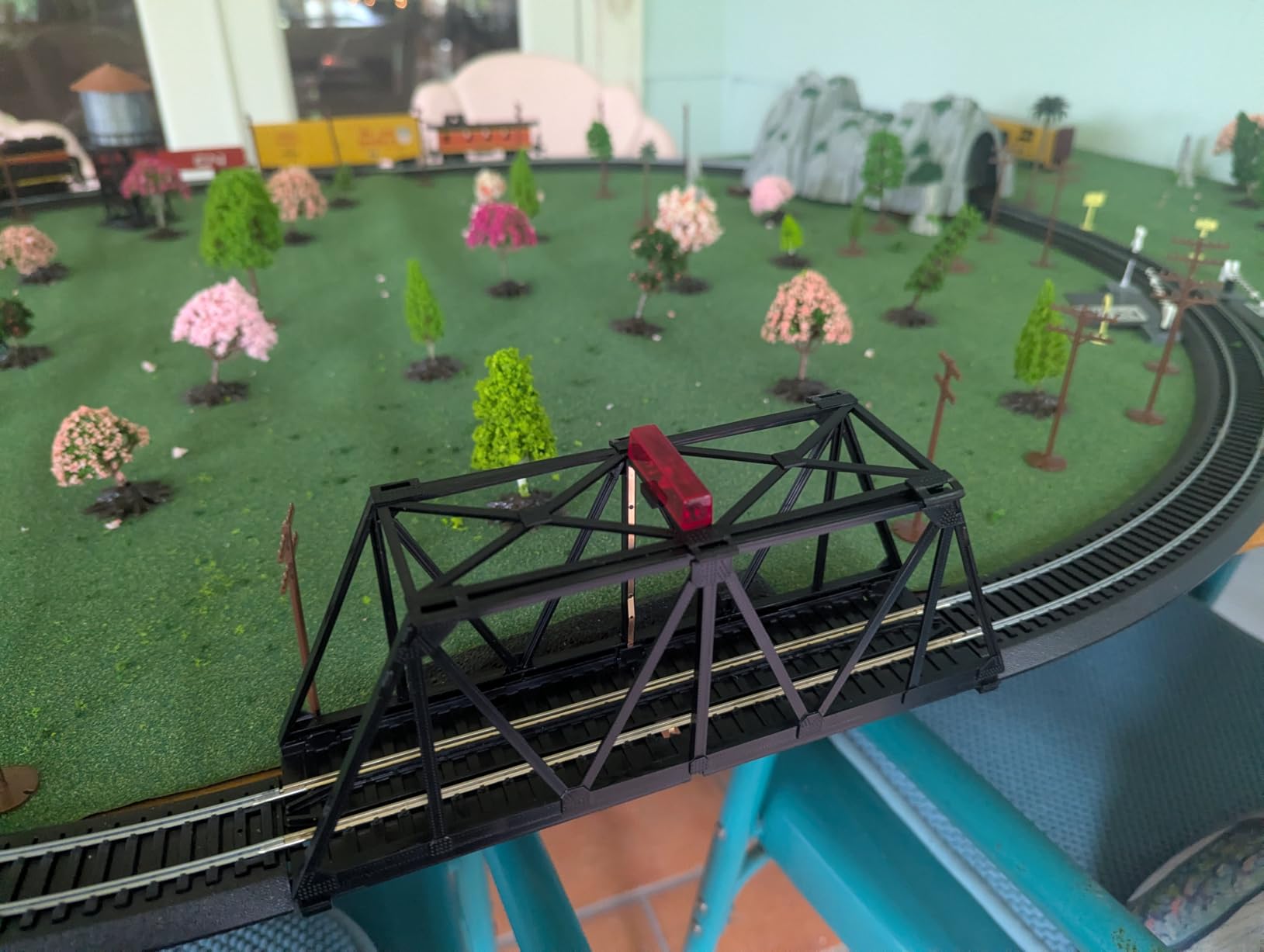Bachmann Trains E-Z TRACK TRUSS BRIDGE with BLINKING LIGHT- HO Scale , Black Medium customer photo 1