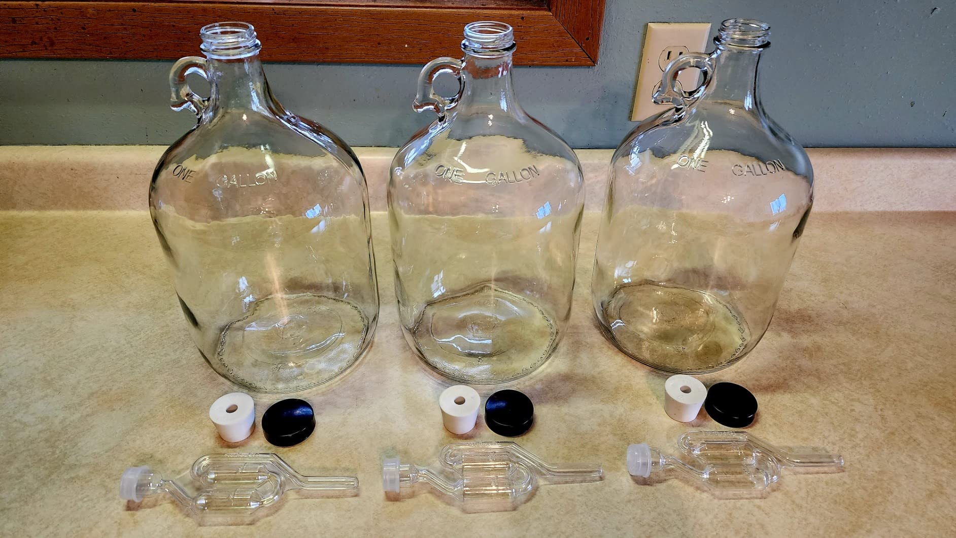 1 Gallon Glass Jug with Airlock, Black Polyseal Cap and #6.5 Rubber Bung customer photo 1