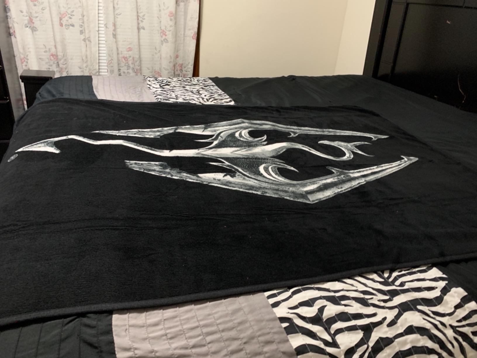 Skyrim Dragon Emblem Lightweight Fleece Throw Blanket | 45 x 60 Inches customer photo 1