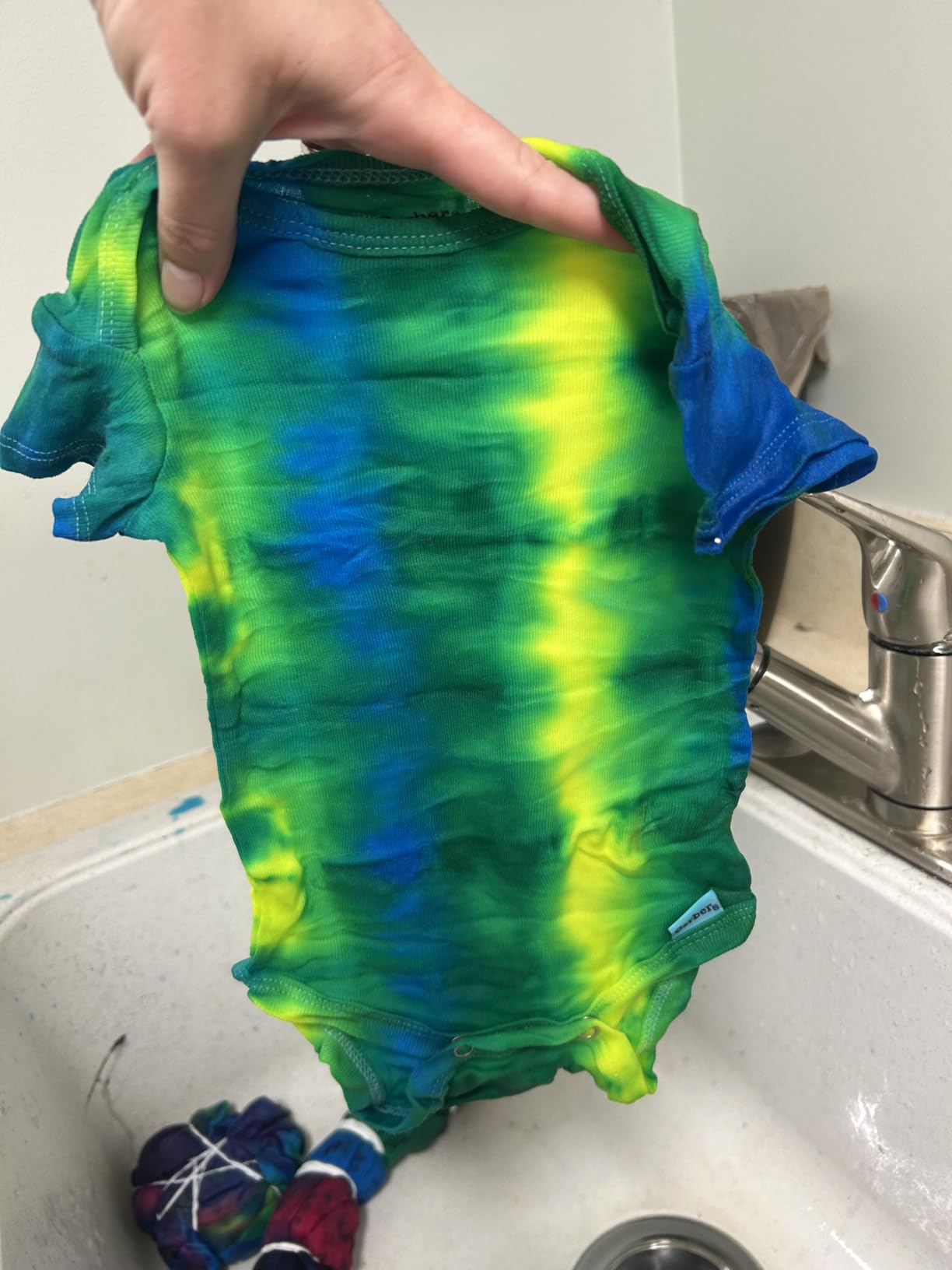 Tulip One-Step Tie Dye Kit, Large Group Activity, Gift, 14 Vibrant Colors, Permanent Fabric Dye, Easy Clean-up, 18 Prefilled Full-Size Bottles and Tools customer photo 1