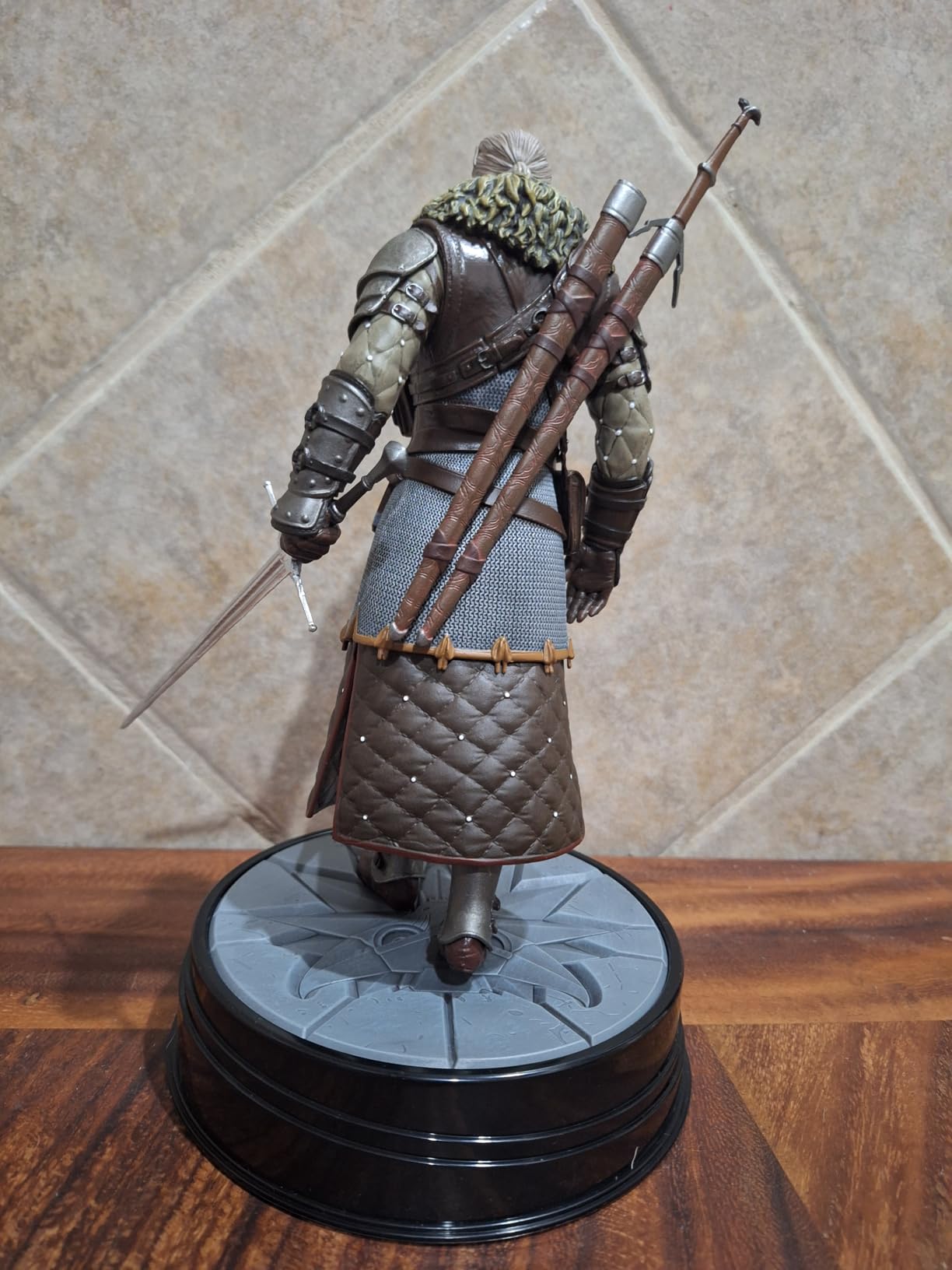 Dark Horse Deluxe The Witcher 3: Wild Hunt: Geralt Grandmaster Ursine Figure customer photo 1