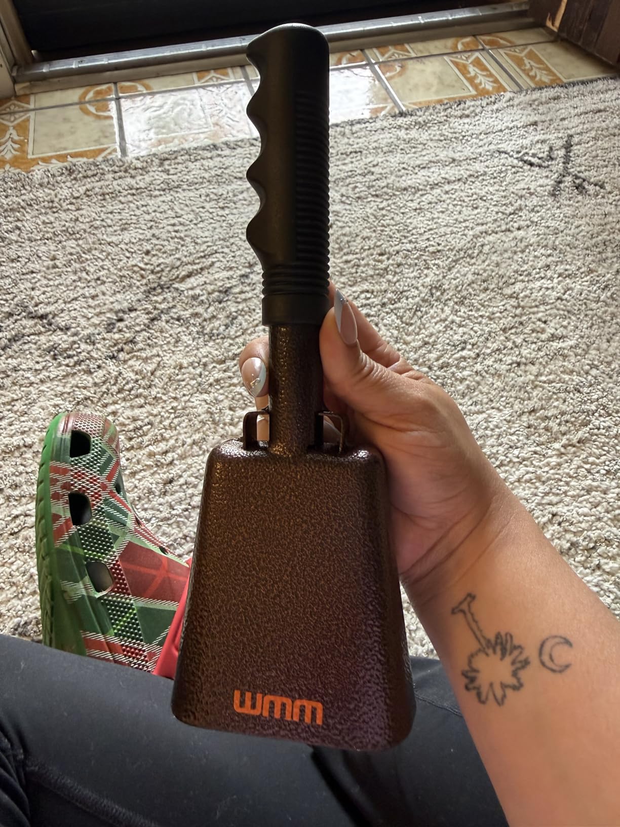 10 Inch Steel Cowbell with Handle Cheering Bell for Sports Events Large Solid School Bells & Chimes Percussion Musical Instruments Call Bell Alarm(Copper) customer photo 2
