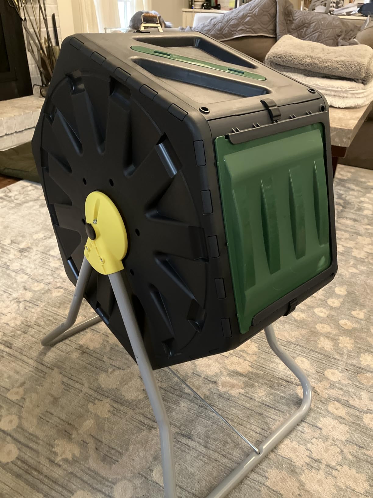 Miracle-Gro Compost Tumbler Single Chamber – Easy-Turn Composter Tumbler Outdoor for Fast Composting – Heavy-Duty Composting Bin with 1 Sliding Door (18.5 Gallon / 70 Liter) customer photo 2