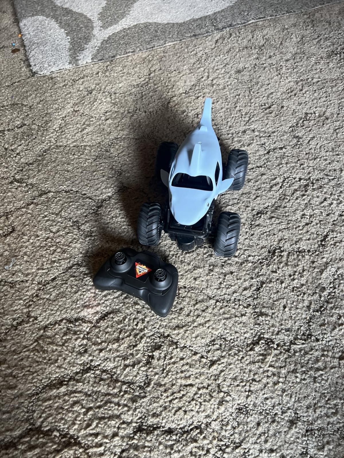 Monster Jam 6047110 Official Megalodon Remote Control Monster Truck, 1:24 Scale, 2.4 GHz, for Ages 4 and Up customer photo 1
