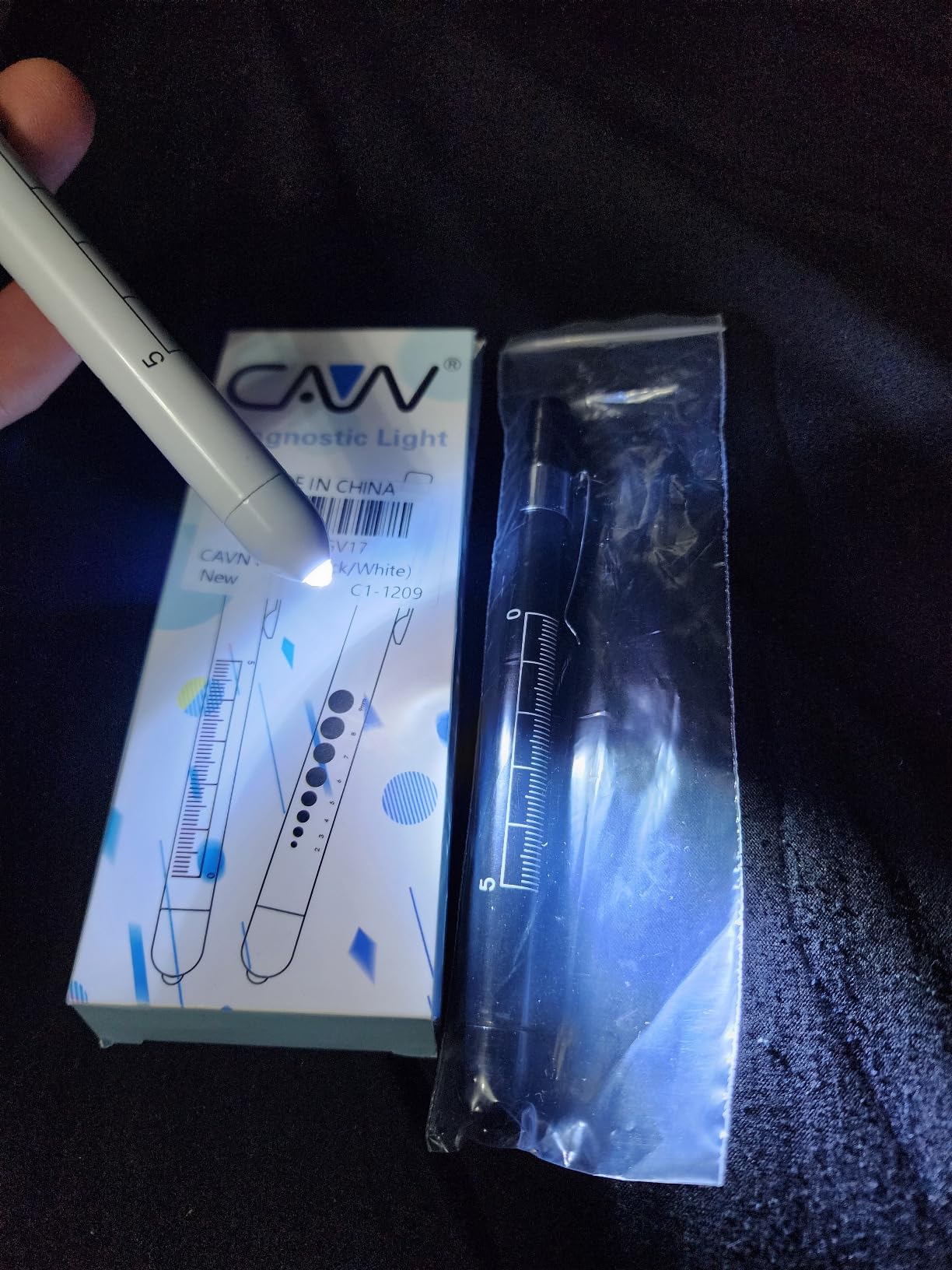 CAVN Pen Light with Pupil Gauge LED Penlight for Nurses Doctors, 2 Pcs Reusable Medical Penlight for Nursing Students (Black/White) customer photo 1