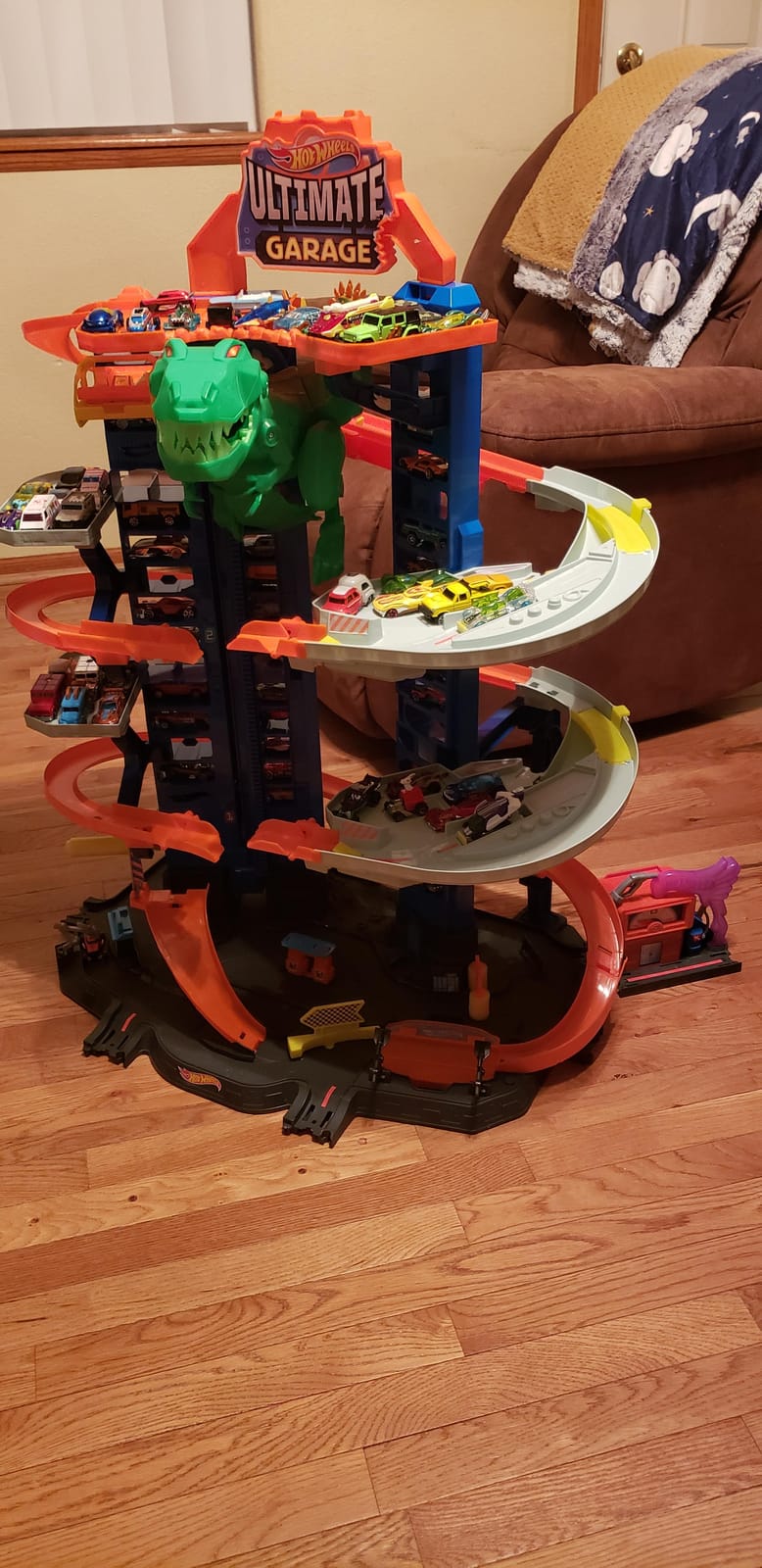 Hot Wheels Ultimate Garage Track Playset & 2 1:64 Scale Toy Cars​​​​ customer photo 1