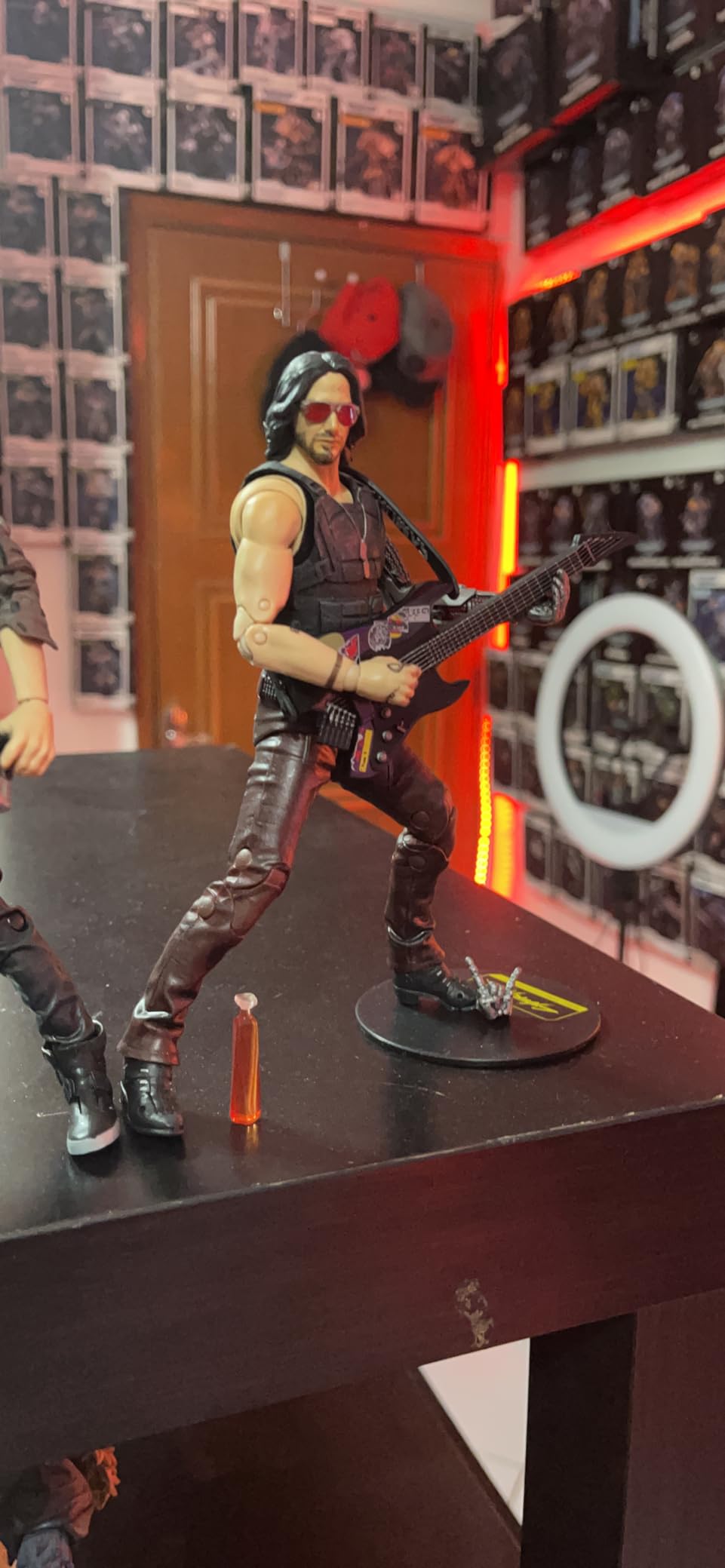 McFarlane Toys Cyberpunk 2077 Johnny Silverhand Action Figure customer photo 1