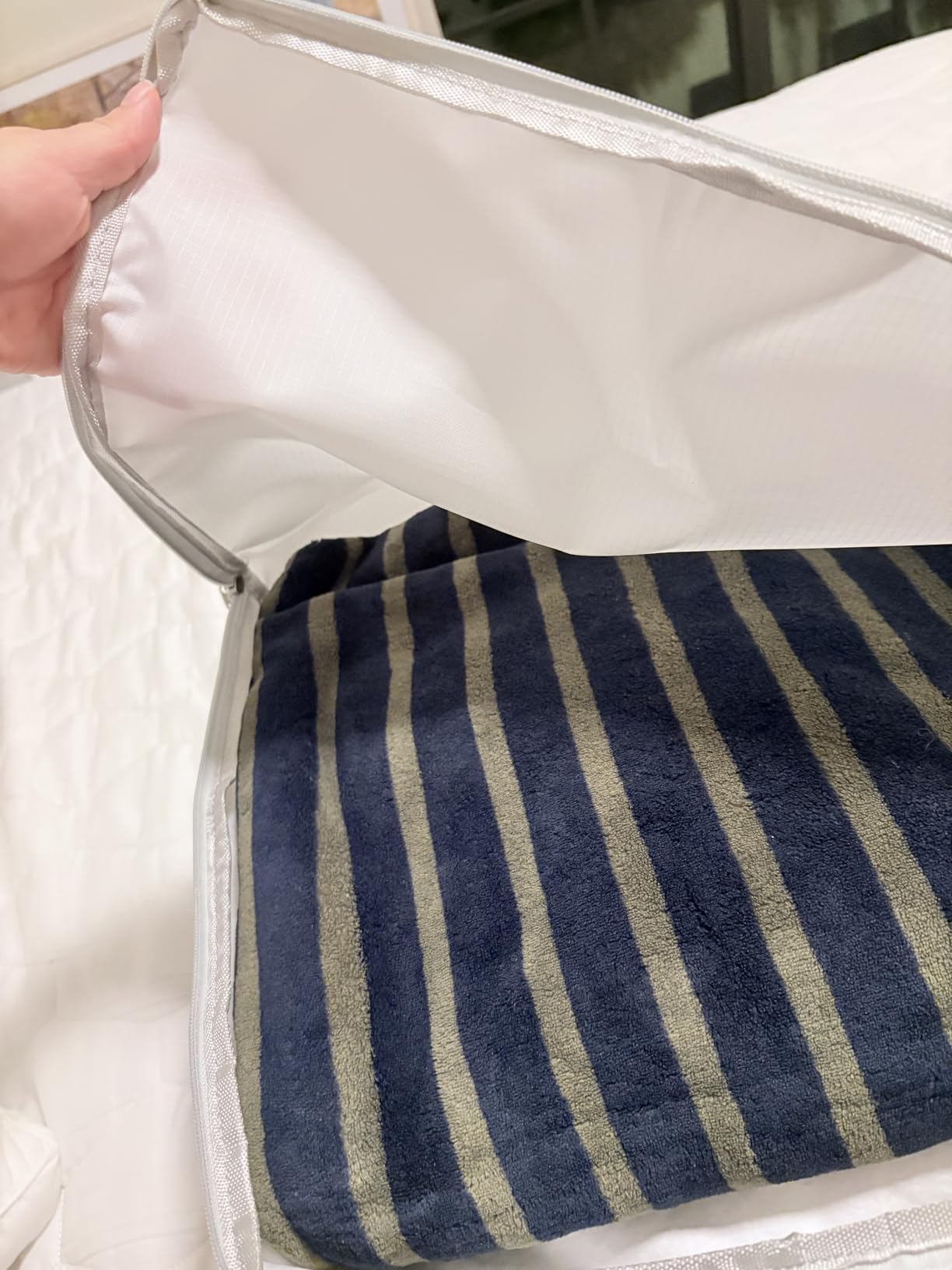 Comforter Storage Bag - Folding Organizer bag for King/Queen Comforters, Pillows, Blankets, Bedding/Quilt, Blanket, Duvet, Mothproof Space Saver; Large Collapsible Organizers, 24