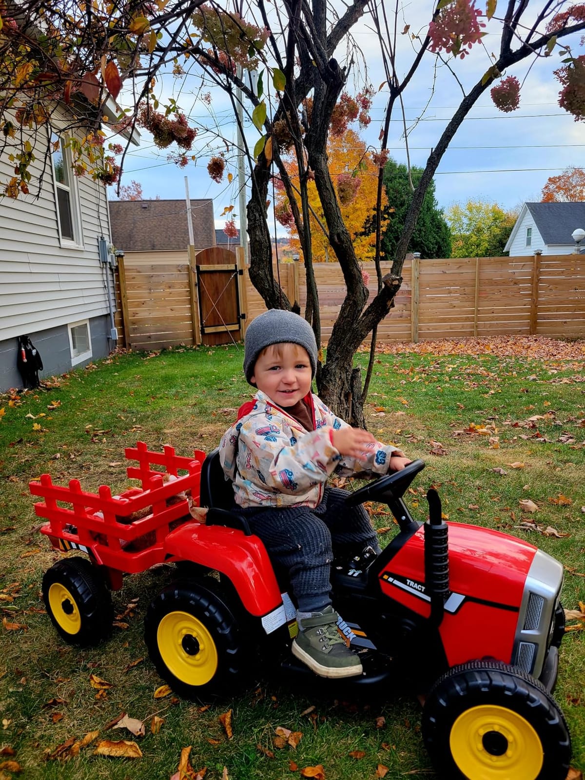 JOYMOR Ride on Tractor with Remote Control, 25W Motors Electric Tractor with Trailer for Toddler, 12V Battery Powered Ride on car Toy for Boys and Girls customer photo 2