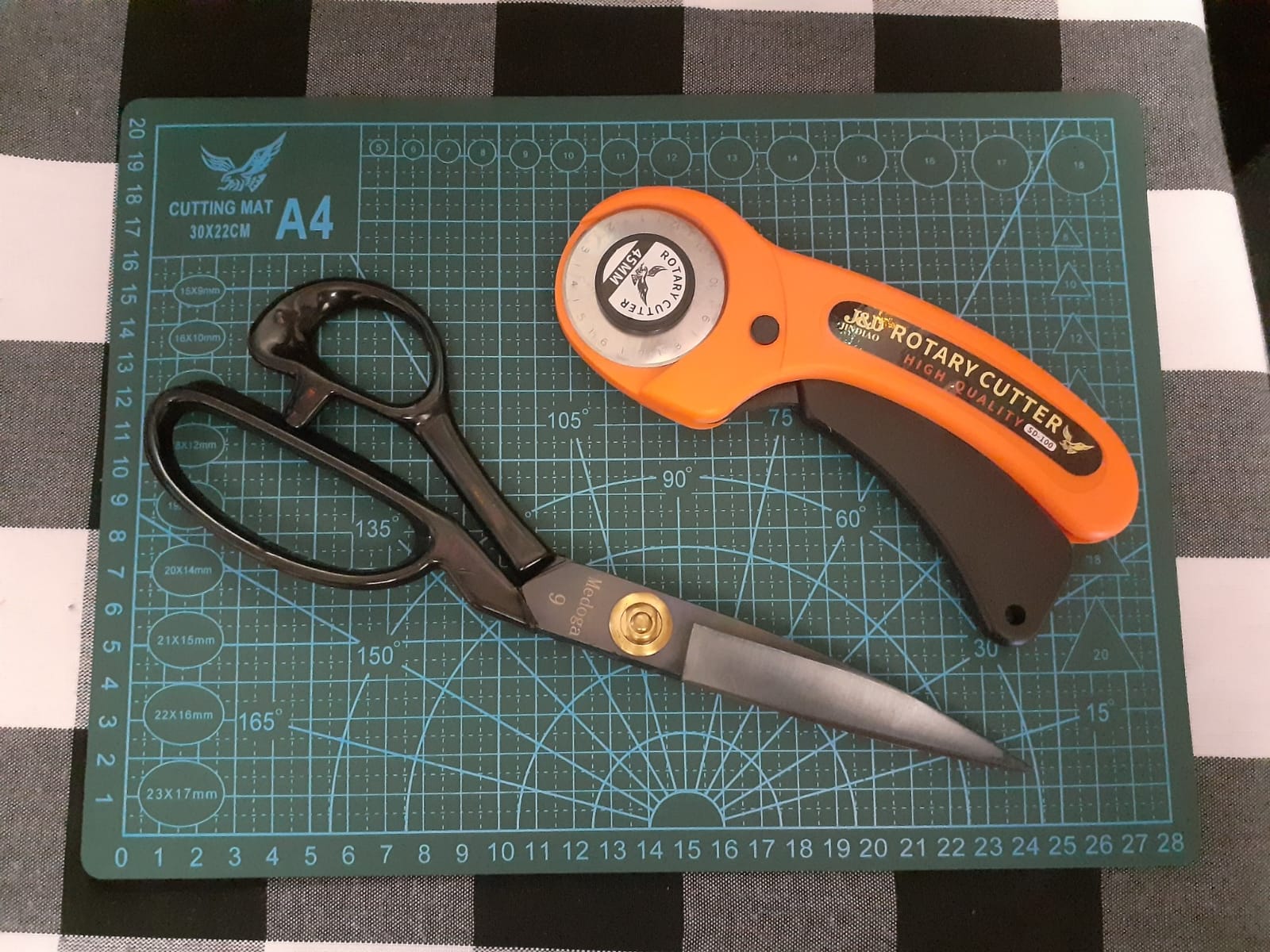 104Pcs Rotary Cutters, Rotary Cutter Set with Cutting Mat, Patchwork Ruler, Carving Knife, Rotary Cutter Kit for Sewing and Quilting customer photo 2