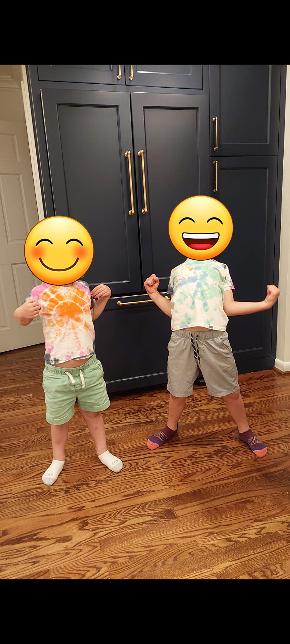 KOOL KRAFTS Tie Dye Kit, All-Inclusive with 12 Vibrant Colors, + 4 White T-Shirts - Perfect for Kids & Adults - Fun Tie Dye Party Supplies, Tie Dye Kits for Children Age 8-12, Tie Dye Kit. customer photo 1