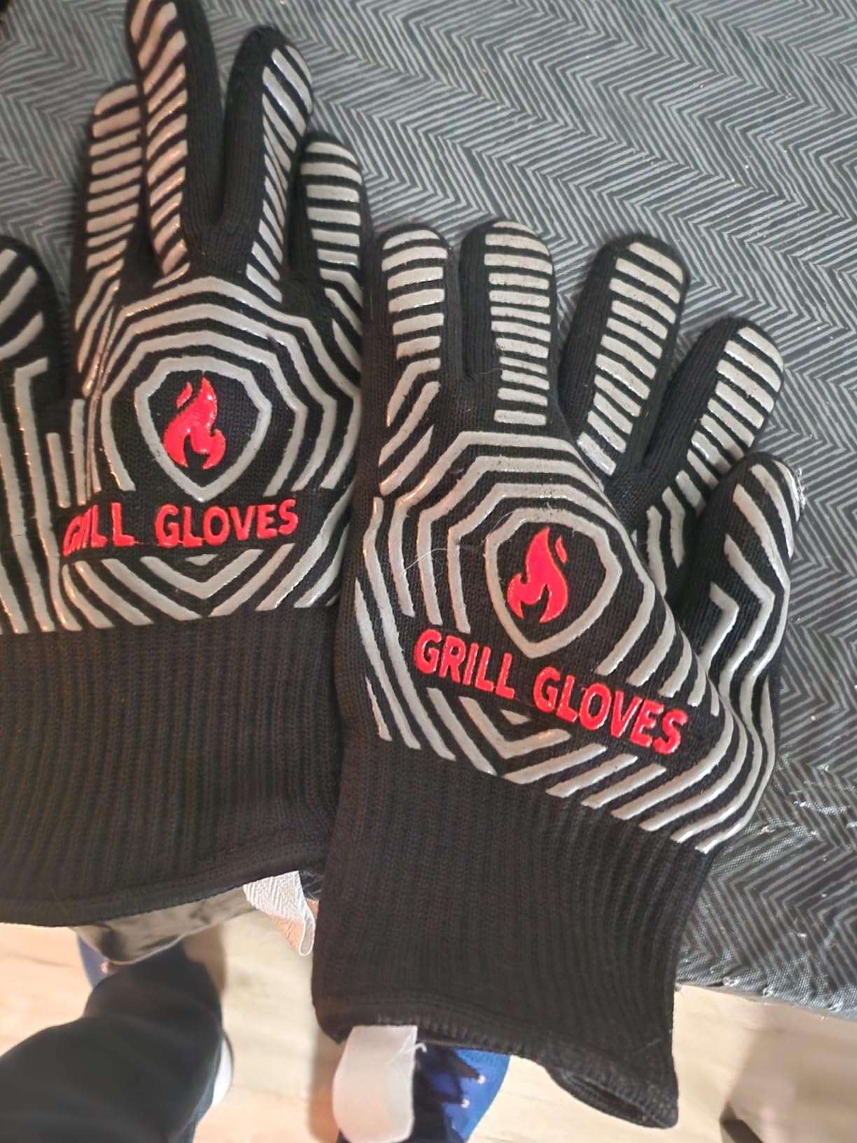 QUWIN BBQ Gloves, 1472°F Heat Resistant Grilling Gloves Silicone Non-Slip Oven Mitts, Kitchen Gloves for BBQ, Grilling, Cooking, Baking(One Size Fits Most, Black)- 1 Pair customer photo 1