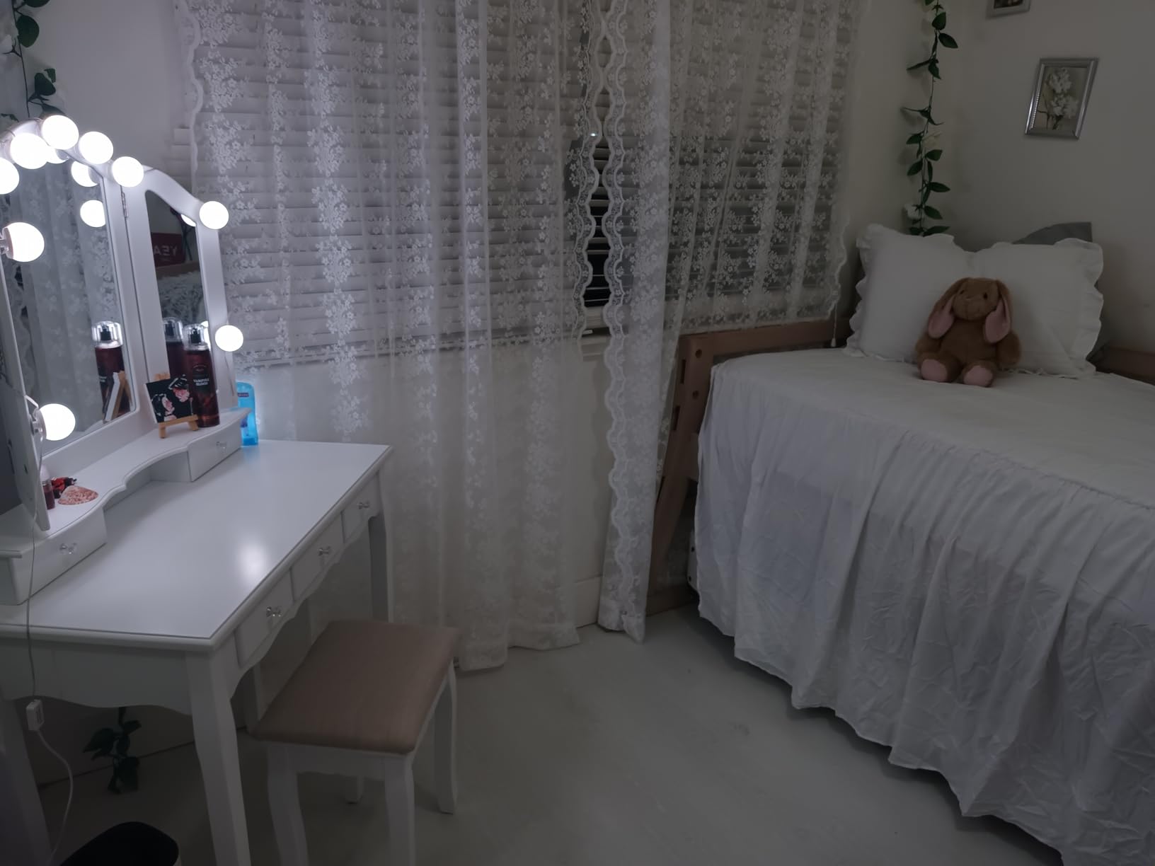 Tiptiper Vanity Table Set with Lighted Tri-Folding Mirror, Makeup Vanity with Lights & 3 Color Lighting Modes, Vanity Desk with Mirror and Cushioned Stool, Makeup Table with 5 Drawers, White customer photo 2