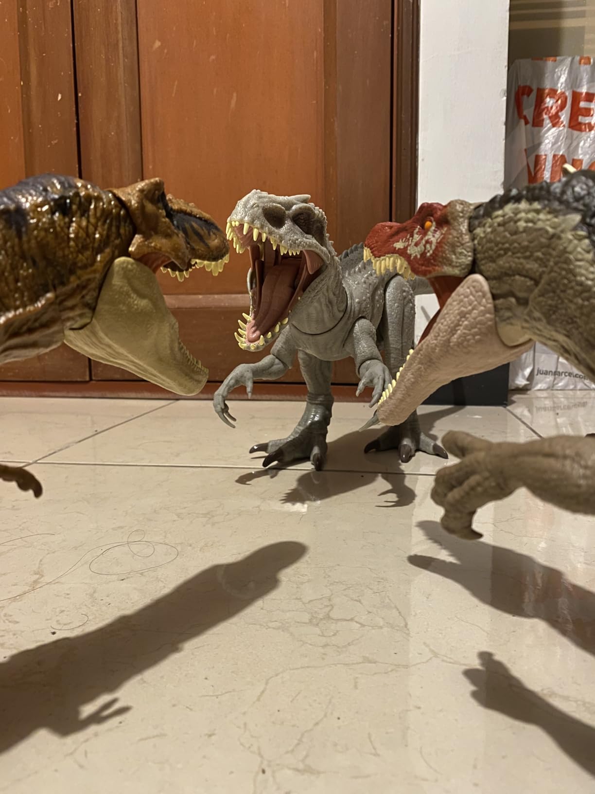 Jurassic World Extreme Chompin' Spinosaurus Dinosaur Action Figure, Huge Bite, Authentic Decoration, Movable Joints, Ages 4 Years Old & Up customer photo 1
