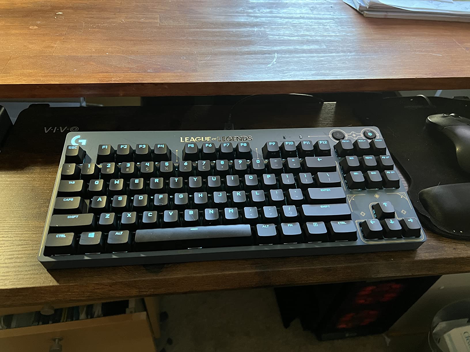 Logitech G PRO Mechanical Gaming Keyboard - Tenkeyless, LIGHTSYNC RGB, Official League of Legends Edition customer photo 1