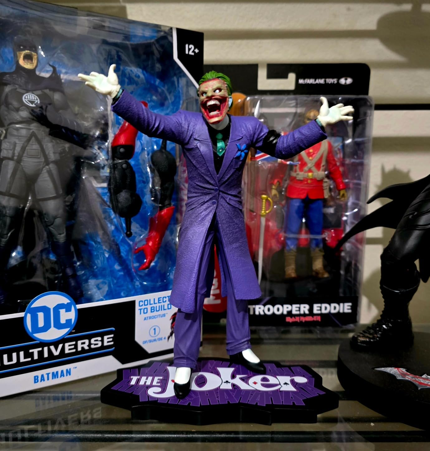 DC Direct Batman Black & White: Batman by Mike Mignola (Gotham by Gaslight) 1:10 Resin Statue customer photo 1