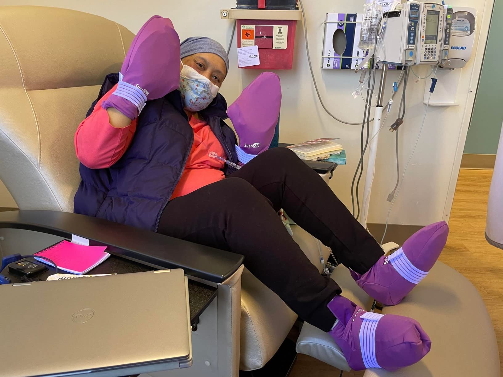 SuzziPad Cold Socks & Hands Ice Pack for Chemo Must Haves - Removable Gel Packs, Dual-Layer Gloves & Foot Ice Pack Wraps for Neuropathy Relief customer photo 2