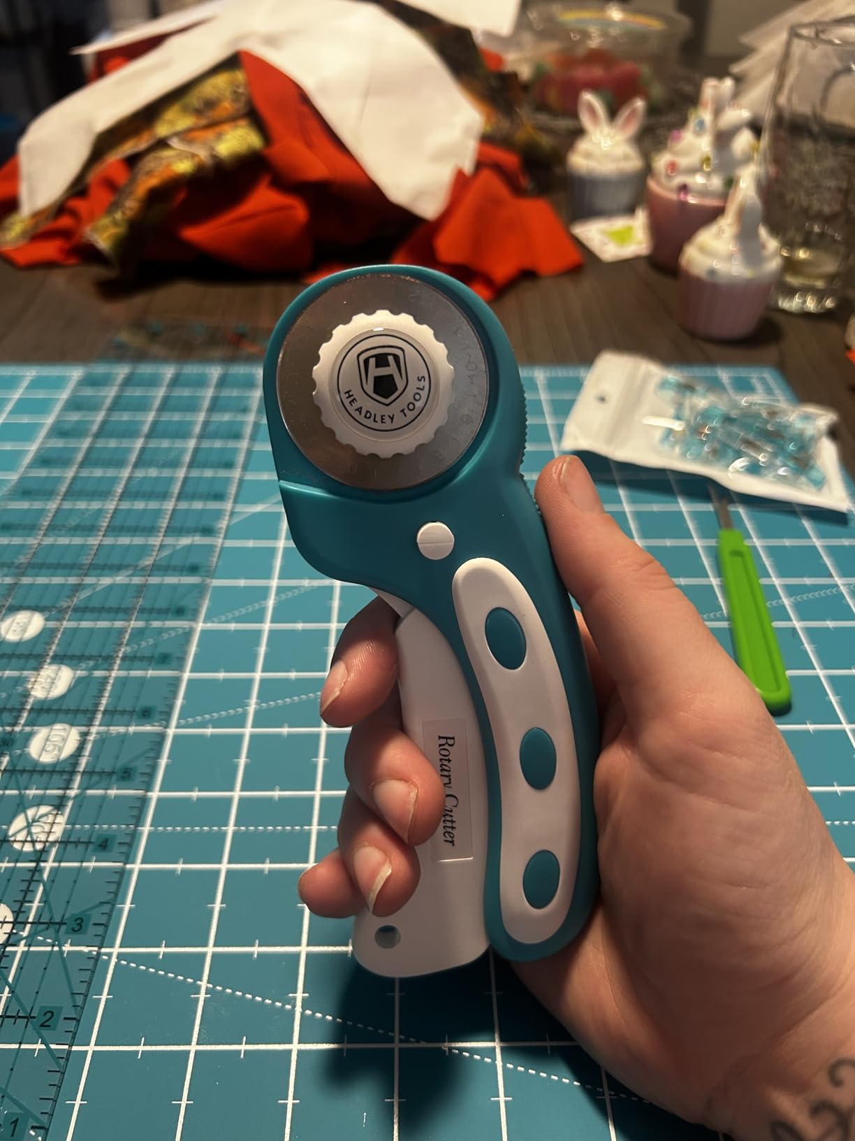 Headley Tools Rotary Cutter Set - 45mm Fabric Cutter, 5 Extra Rotary Blades, A3 Cutting Mat, Quilting Ruler and Sewing Clips, Craft Knife Set, Ideal for Crafting, Sewing, Patchworking,Turquoise customer photo 1
