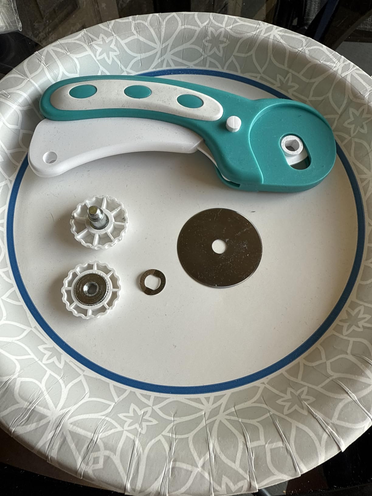 Headley Tools Rotary Cutter Set - 45mm Fabric Cutter, 5 Extra Rotary Blades, A3 Cutting Mat, Quilting Ruler and Sewing Clips, Craft Knife Set, Ideal for Crafting, Sewing, Patchworking,Turquoise customer photo 2