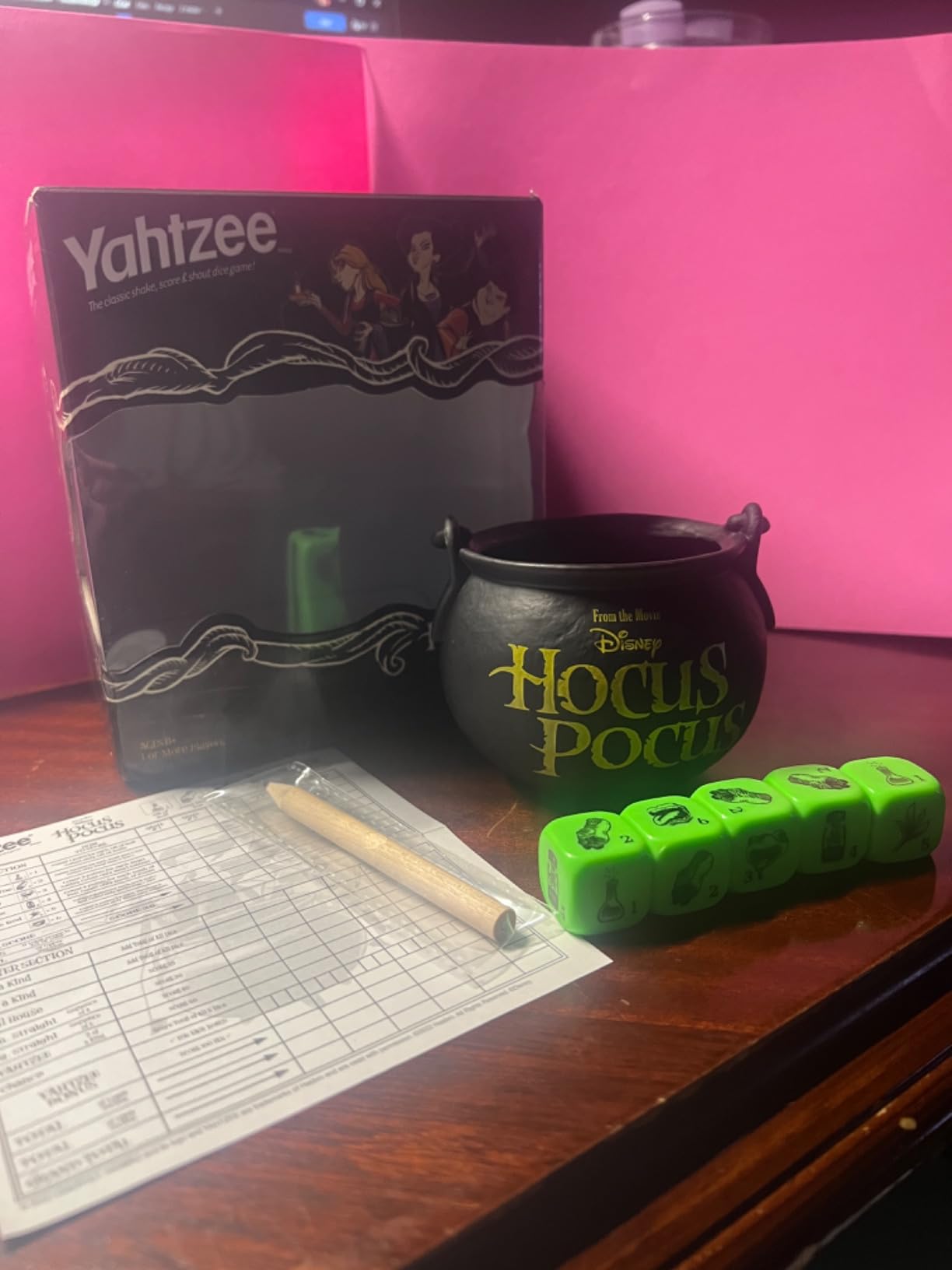 USAOPOLY YAHTZEE: Disney Hocus Pocus | Collectible Witch's Caldron Dice Cup Classic Family Game Based on Film Great for Night Officially-Licensed & Merchandise, Black customer photo 1