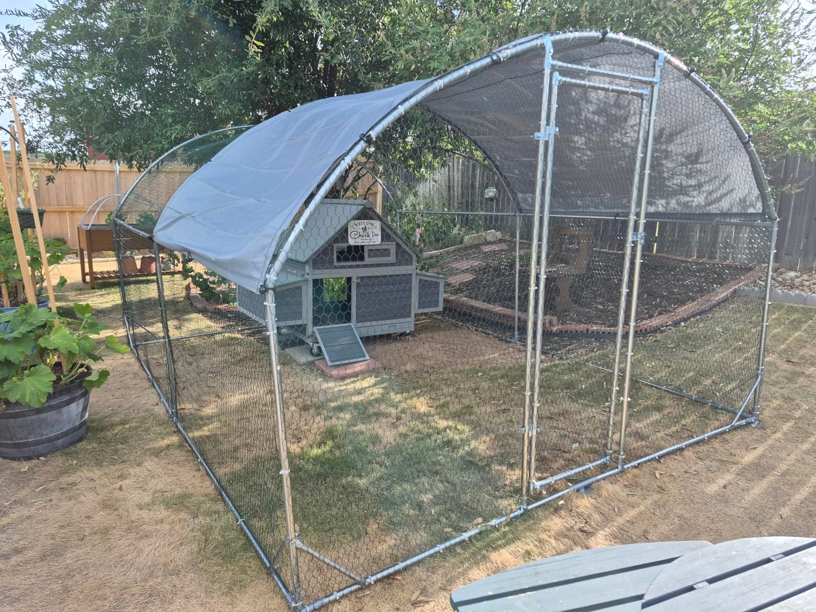 Large Metal Chicken Coop Round Top Upgrade Tri-Supporting Wire Mesh Chicken Run,Chicken Pen with Water-Resident and Anti-UV Cover,Duck Rabbit House Outdoor (6.5'L x 9'W x 6.5'H) customer photo 2