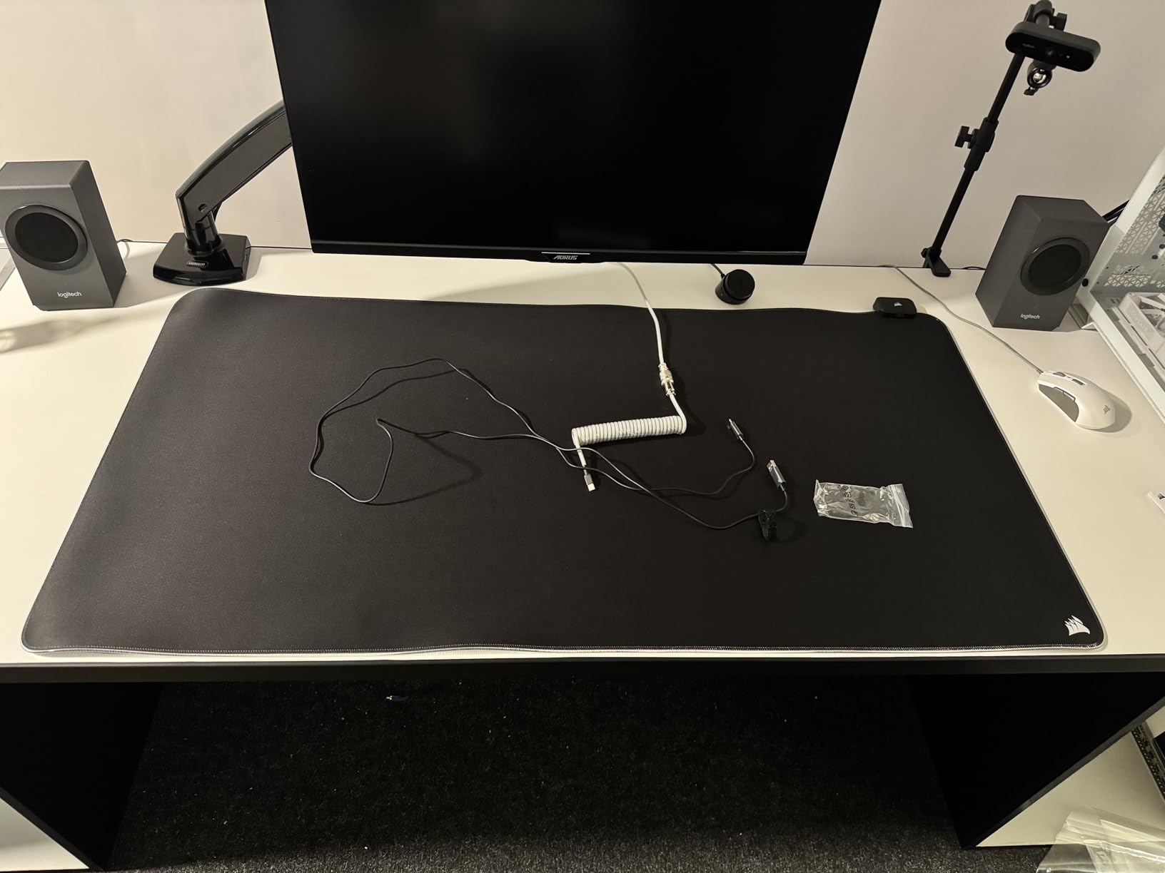 Corsair MM700 RGB Extended 3XL Cloth Gaming Mouse Pad/Desk Mat - Massive 1,220mm x 610mm (48” x 24”) Cloth Surface, 360° Three-Zone RGB Lighting, Two USB Ports - Black customer photo 2