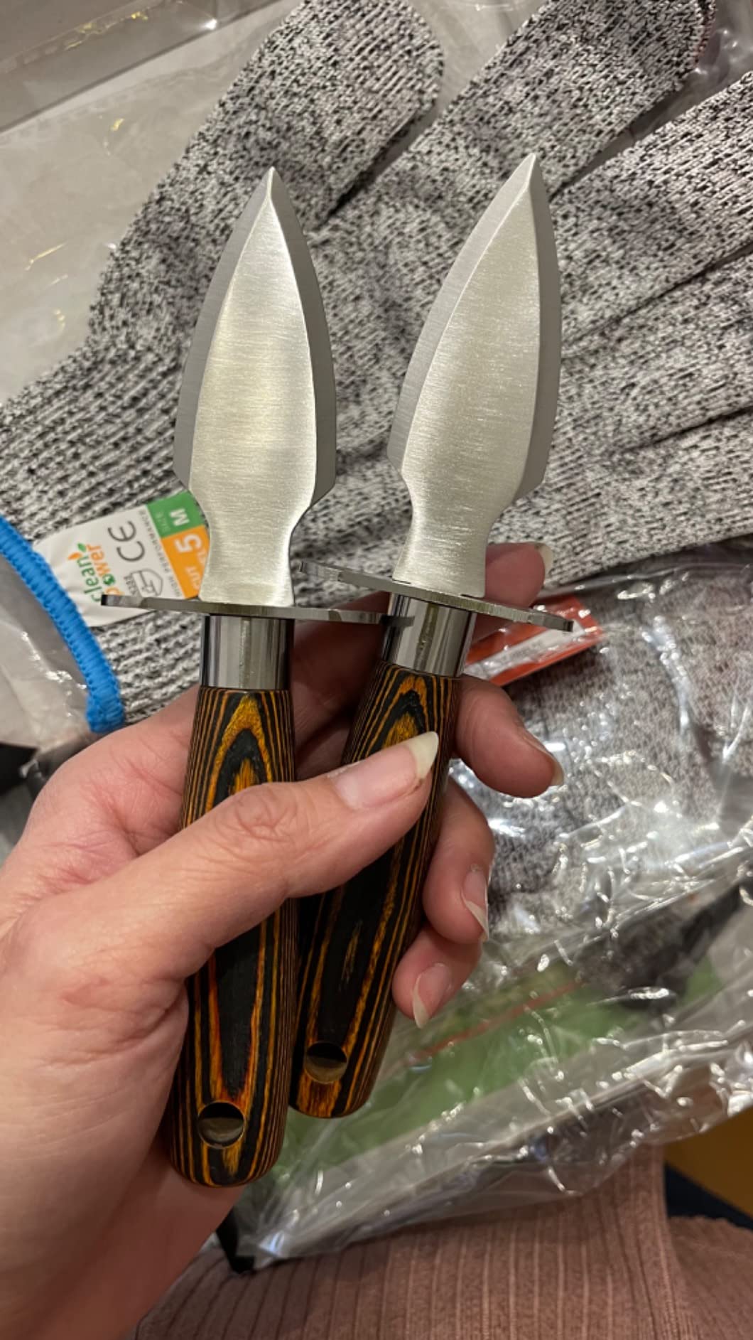 MYBMHTNB Oyster Shucking Knife Set of 2 Stainless Steel Oyster Knifes and 2 Pairs Level 5 Cut-Resistant Gloves，Oyster Knives Suitable for All Kinds of Shells and Oysters Shucking customer photo 2