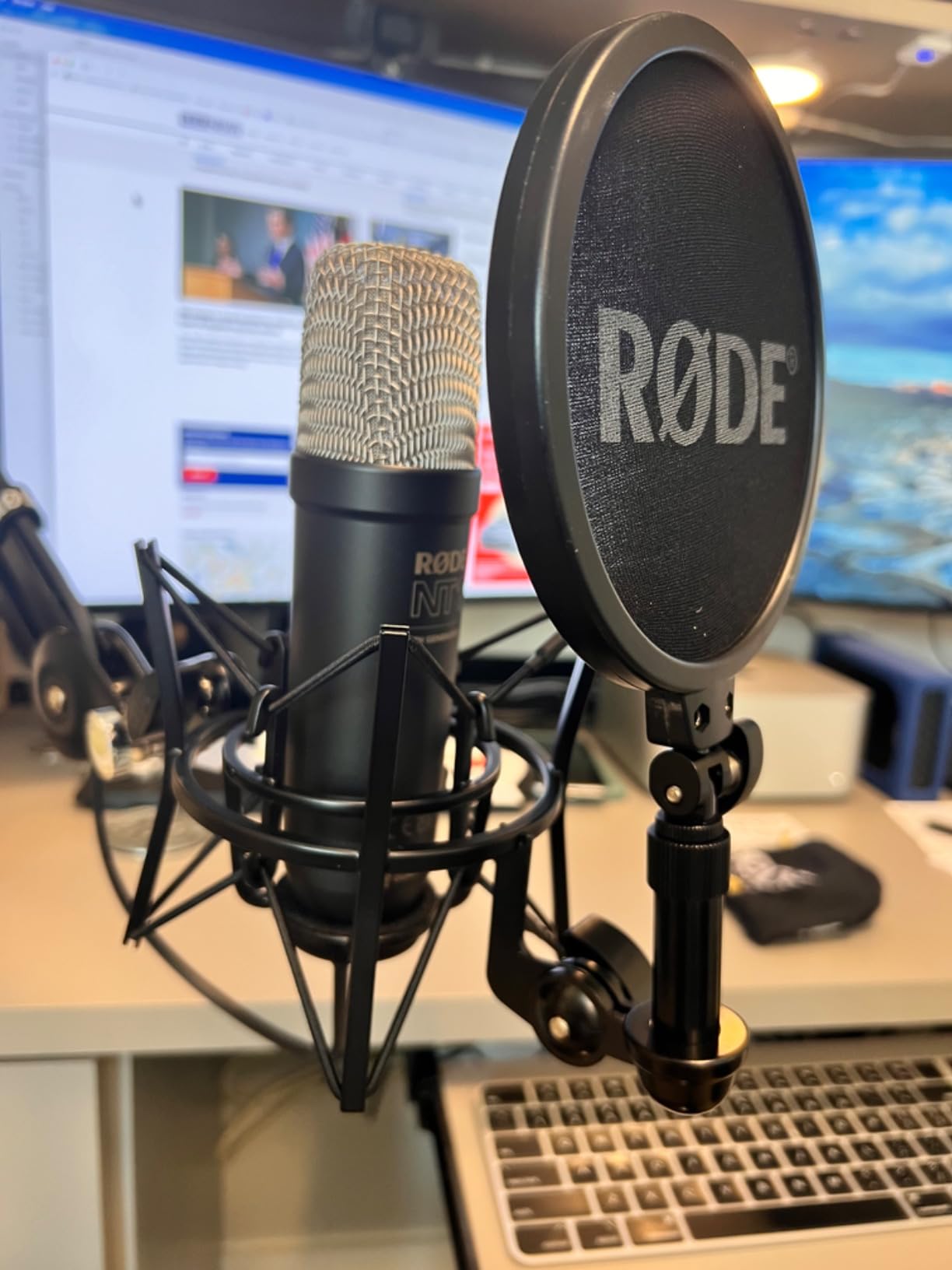 RØDE NT1 5th Gen Studio Condenser Microphone, XLR + USB-C, Silver customer photo 1