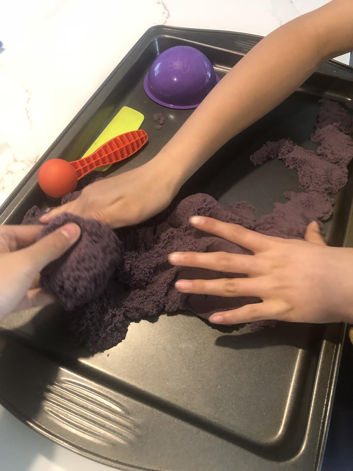 Kinetic Sand Mold n' Flow Set, Moldable Play Sand Sensory Toys, Ages 3+ customer photo 2