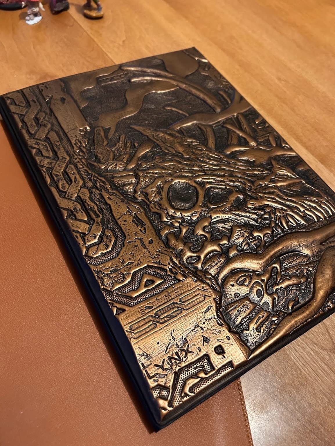 DND DM Screen 5e - D&D Dungeon Master Screen 3D Faux Leather with Customizable Inserts - Dungeons & Dragons GM / Game Master Accessories Gift for Man or Woman. Hide Dice Rolls, Maps & Books (Bronze). customer photo 2