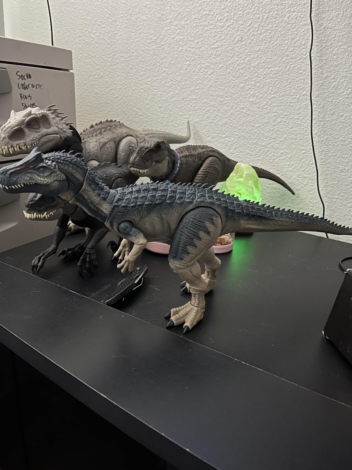 Mattel Jurassic World Fallen Kingdom Hammond Collection Dinosaur Action Figure, Carnotaurus Dino Toy with Articulation & Glass Eyes, 17-inch customer photo 1