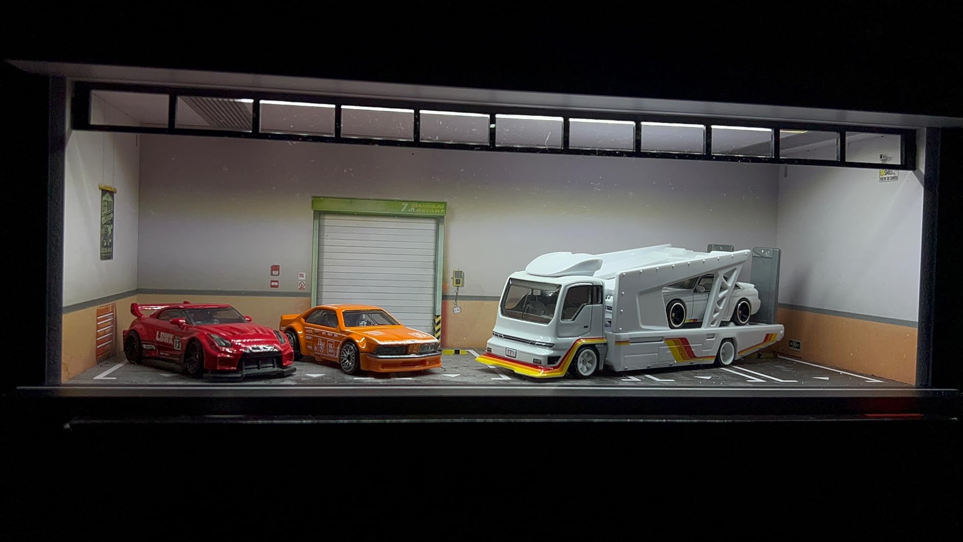 Bivitre 1/64 Diorama Display Case with LED Lights for 1/64 Scale Model Car customer photo 1