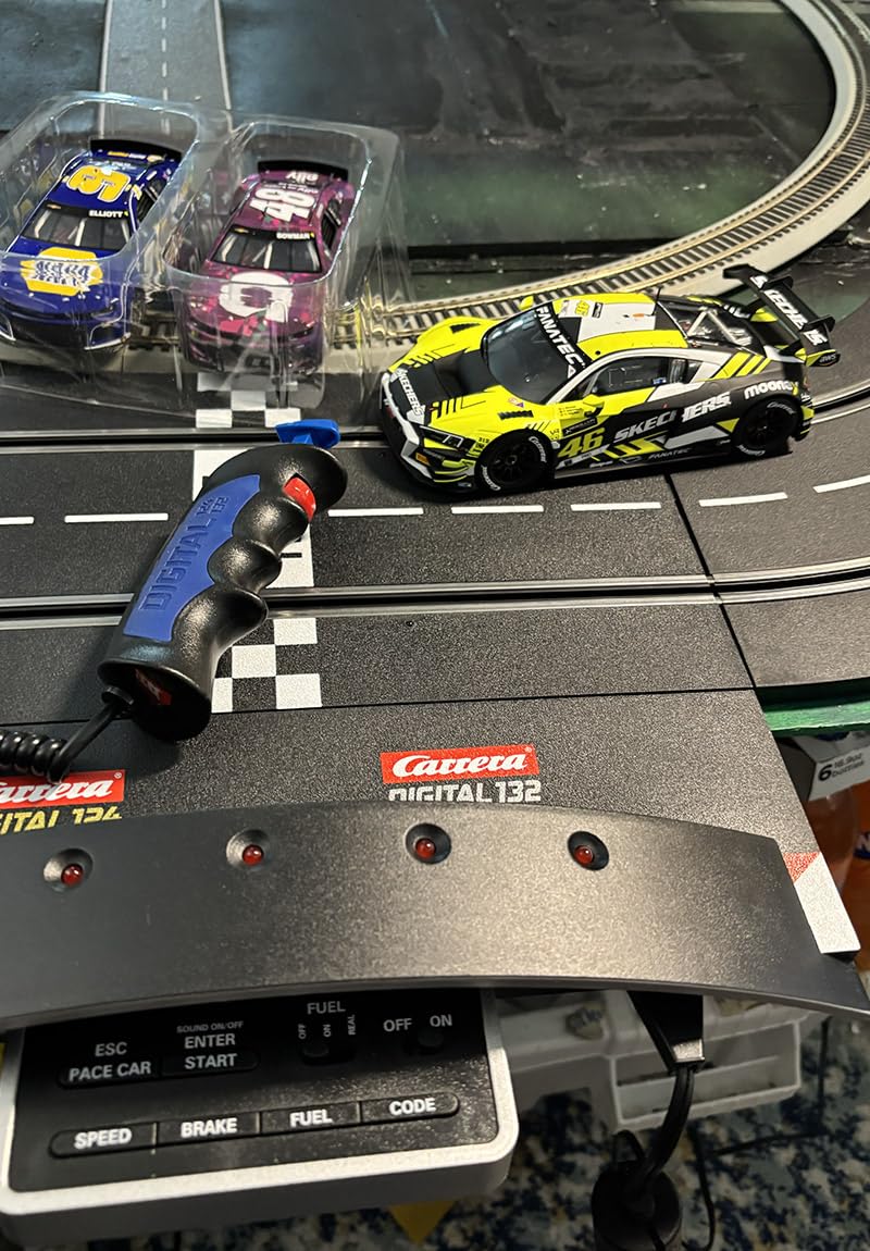 Carrera Digital 132 20030042 NASCAR Daytona Challenge 1:32 Scale Slot Car Racing Track Set customer photo 1