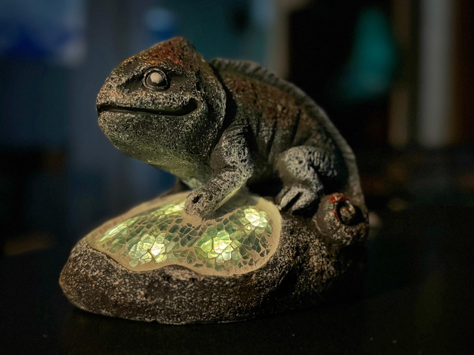 Rezpuao Solar Chameleon Garden Statues Outdoor Decor Resin Chameleon Figurine with Solar Light for Patio,Balcony,Yard,Lawn Ornament,Perfect Garden Gift customer photo 1