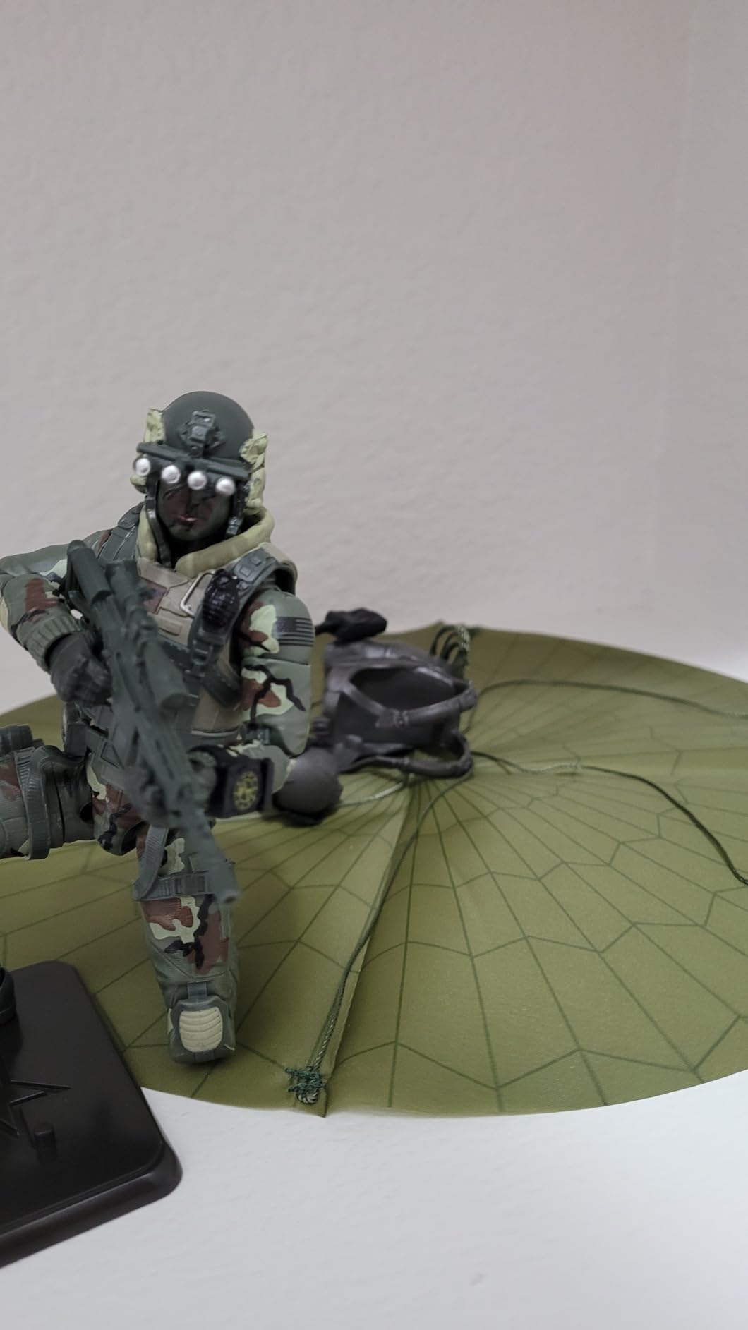 G.I. Joe Classified Series 60th Anniversary Action Pilot - Halo (High Altitude Low Opening) Jumper, 6 Inch Action Figure with Parachute & 18 Accessories customer photo 1