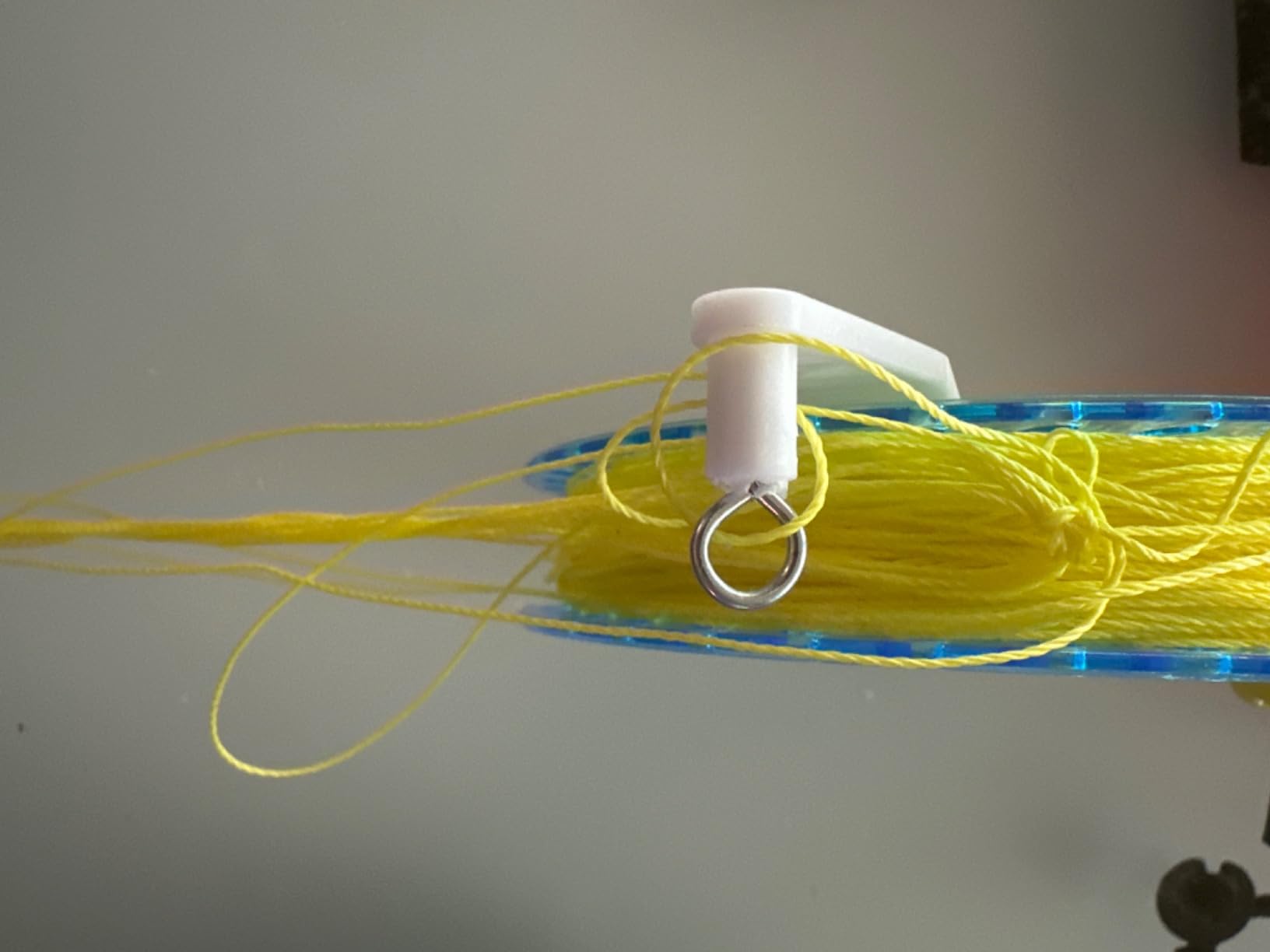 HENGDA KITE Professional Outdoor Kite Line Winder Winding Reel Grip Wheel with 650 Feet (60LBS) Flying Line String Flying Tools with Lock for Kids and Adults customer photo 1